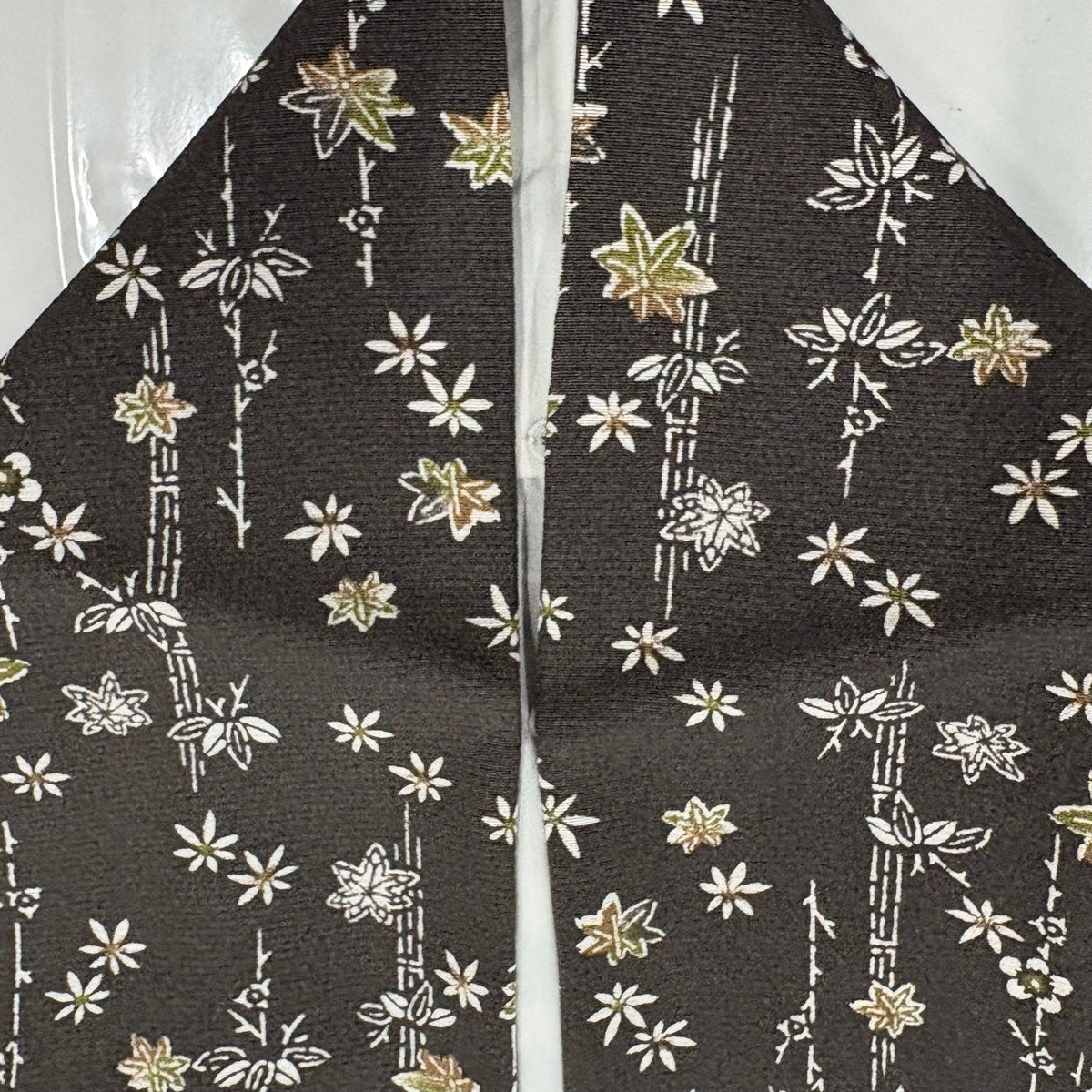 美品】 小紋 身丈156cm 裄丈62cm S 袷 楓 草花 縮緬 焦茶色 正絹 優品