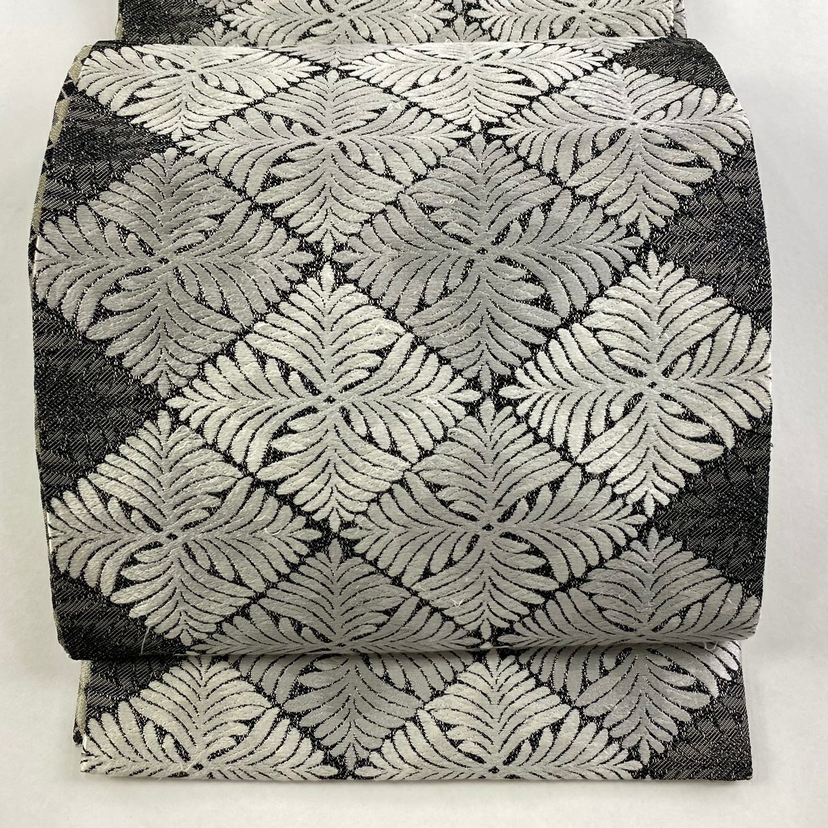 袋帯 名品 落款あり 篠屋宗兵衛 菱 葉柄 黒灰 六通 正絹｜中古・古着
