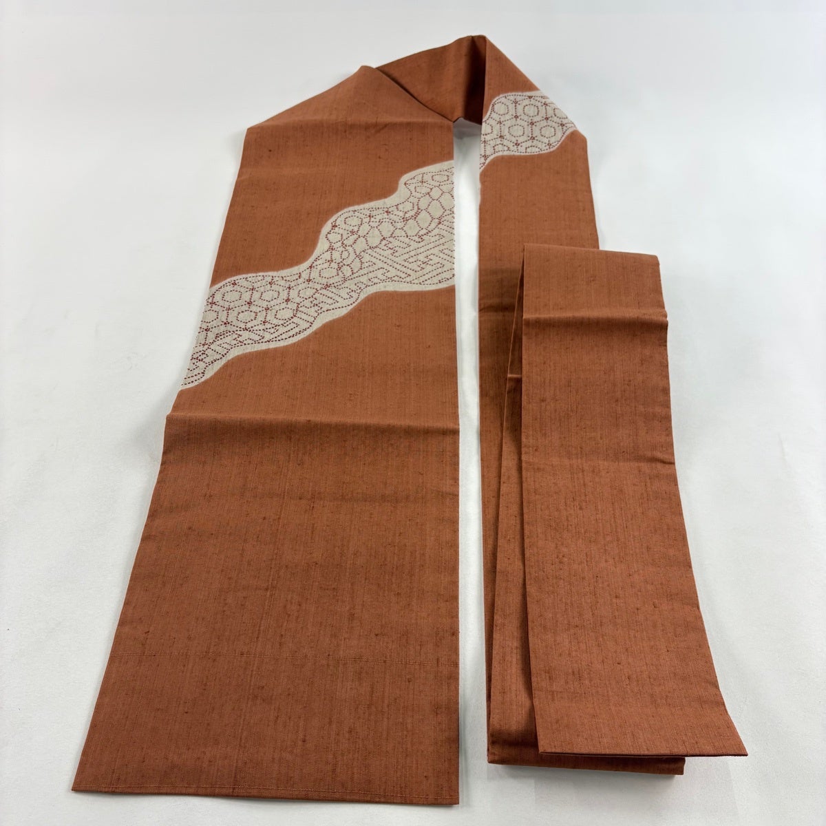 美品】 名古屋帯 優品 紬地 関西仕立て 亀甲 紗綾型 赤茶 正絹|中古 美品】 名古屋帯 優品 紬地 関西仕立て 亀甲 紗綾型 赤茶 正絹|中古