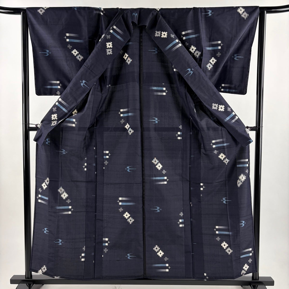 紗紬 着物 中古 夏物 身丈165.5cm 裄64.5cm L A833-5 夏物 単衣 着物 未使用 紗紬 正絹 十日町 粋紗絣 黒地 ゆらぎ縞 水玉