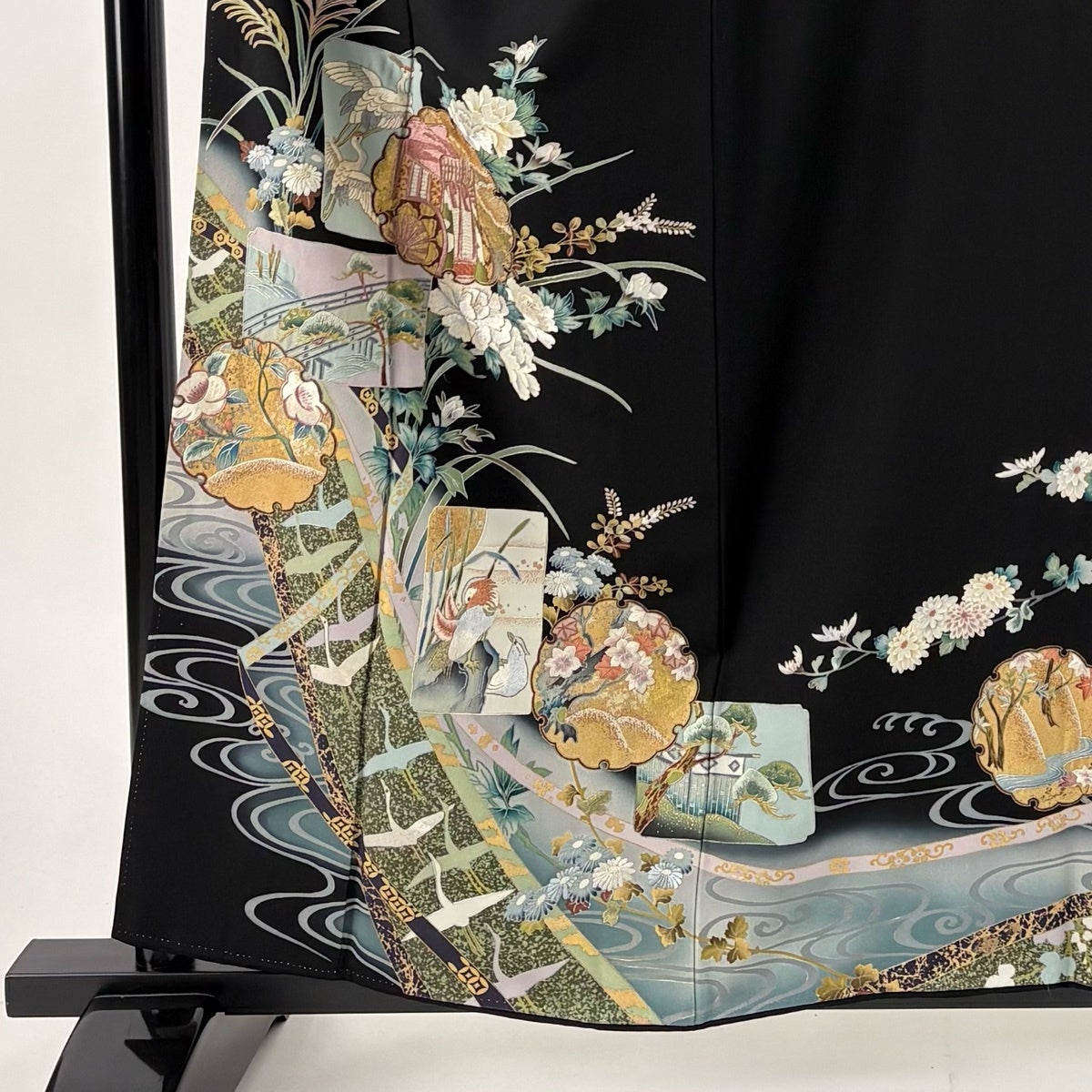 黒留袖 身丈157.5cm 裄丈64cm M 袷 落款あり 雪輪 御所車 金彩 刺繍 黒