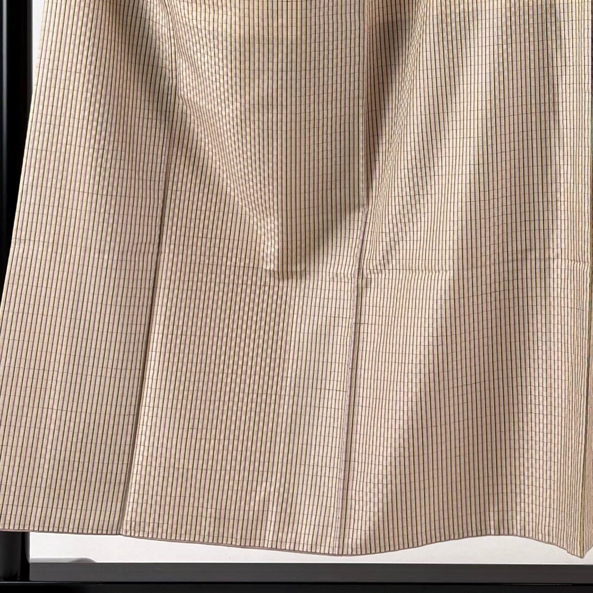 【美品】 紬 身丈152cm 裄丈62cm 麻 逸品 【中古】 紬 身丈152cm 裄丈62cm S 袷 やまと 胴抜き 縦縞 地紋 薄茶色 正絹