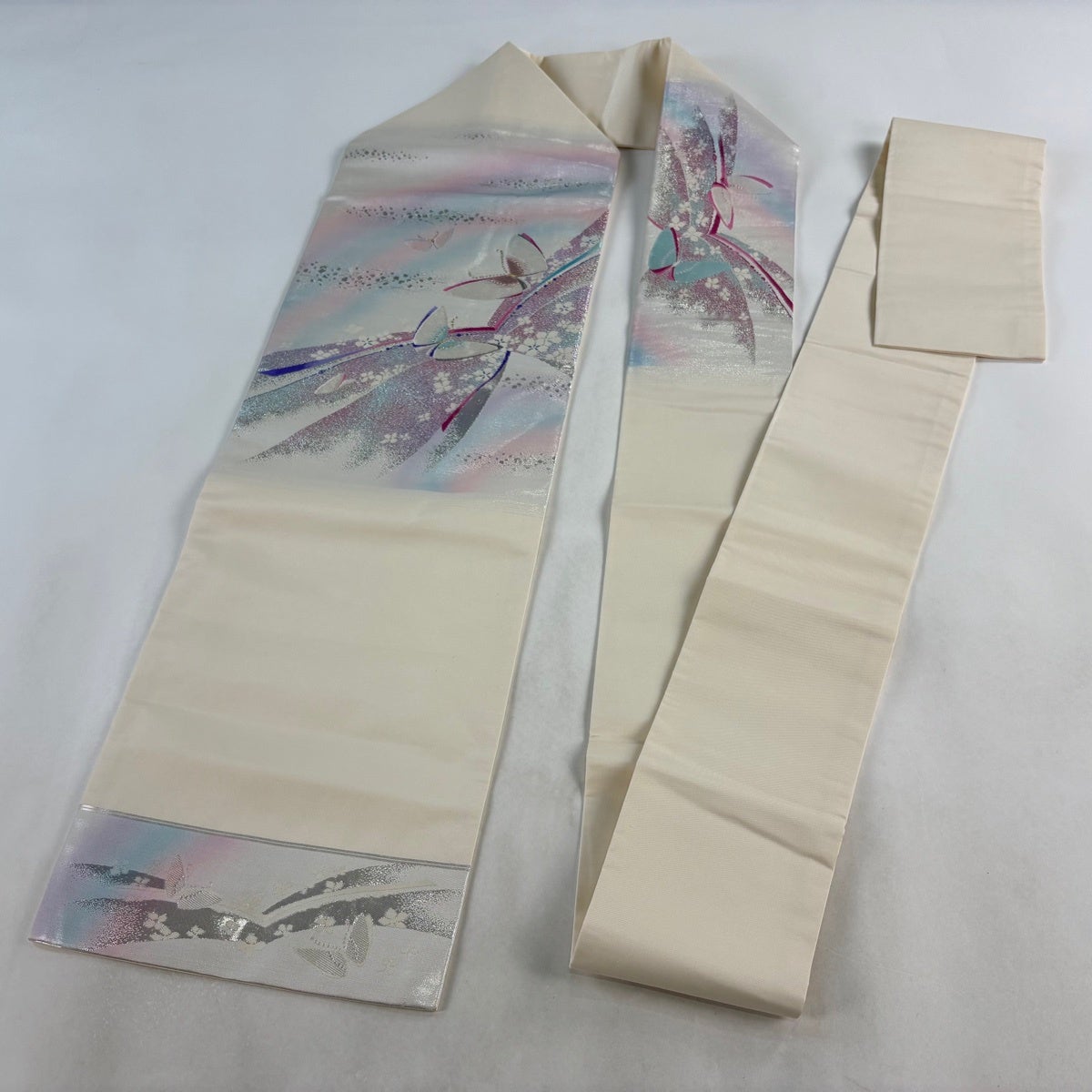 未使用、蝶々の名古屋帯、パールトーン加工済み 蝶々文様摺箔に手刺繍名古屋帯(F62092Lb) 帯紹介