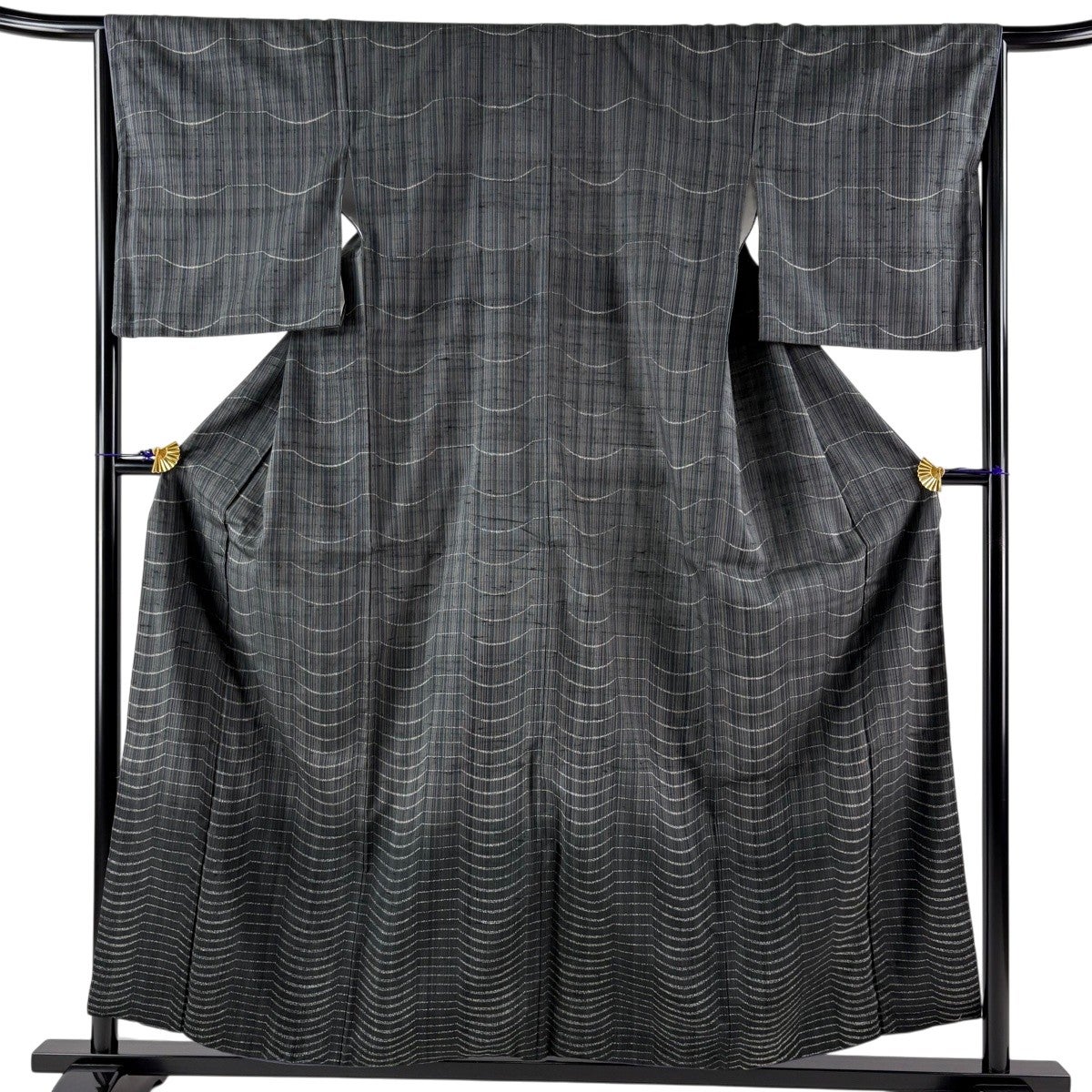 【美品】 紬 身丈158.5cm 裄丈65cm 正絹 名品 【中古】 紬 身丈158cm 裄丈65cm M 袷 証紙あり 器物 黒 正絹 秀品｜中古・古着