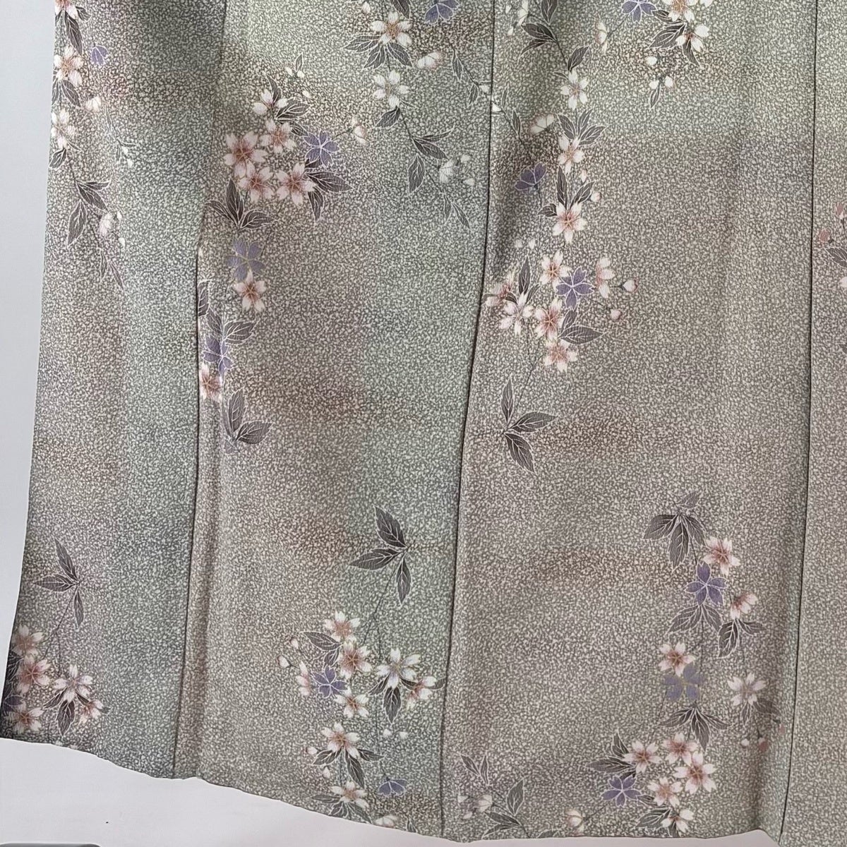 美品】 小紋 身丈152cm 裄丈62cm S 袷 桜 霞 金彩 ぼかし 灰緑 化繊