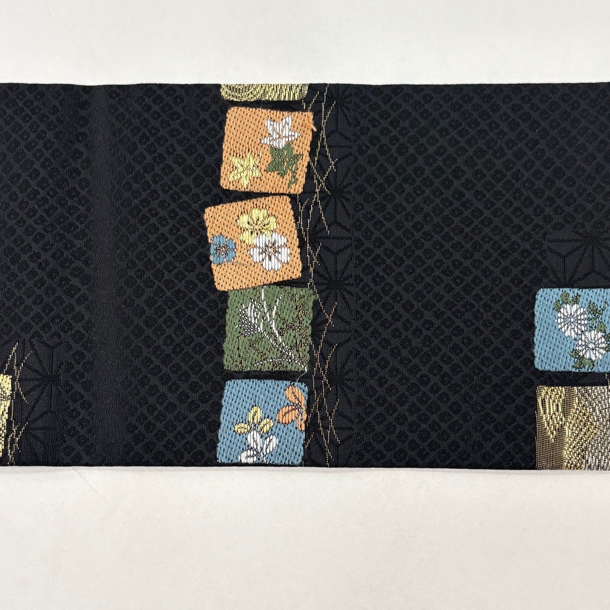 名古屋帯 名品 色紙 草花 金糸 黒 正絹｜中古・古着・リサイクル着物