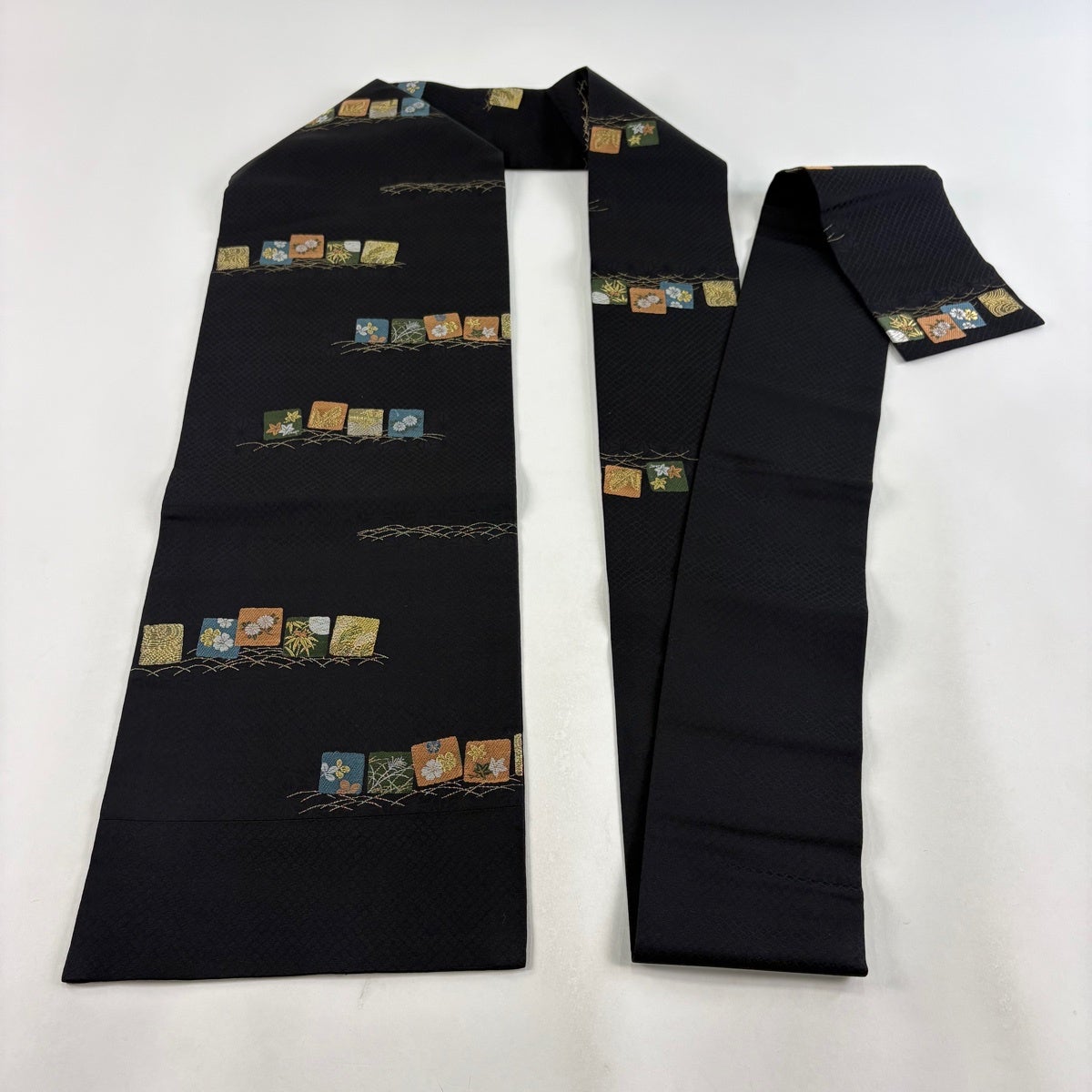 名古屋帯 名品 色紙 草花 金糸 黒 正絹｜中古・古着・リサイクル着物