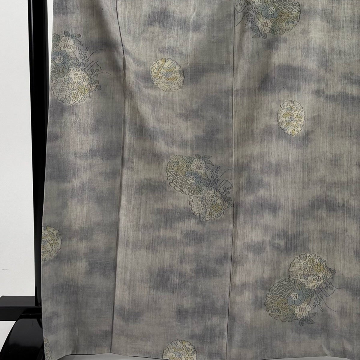 紬 身丈167.5cm 裄丈66cm M 袷 雪輪 草花 灰色 正絹 秀品｜中古・古着
