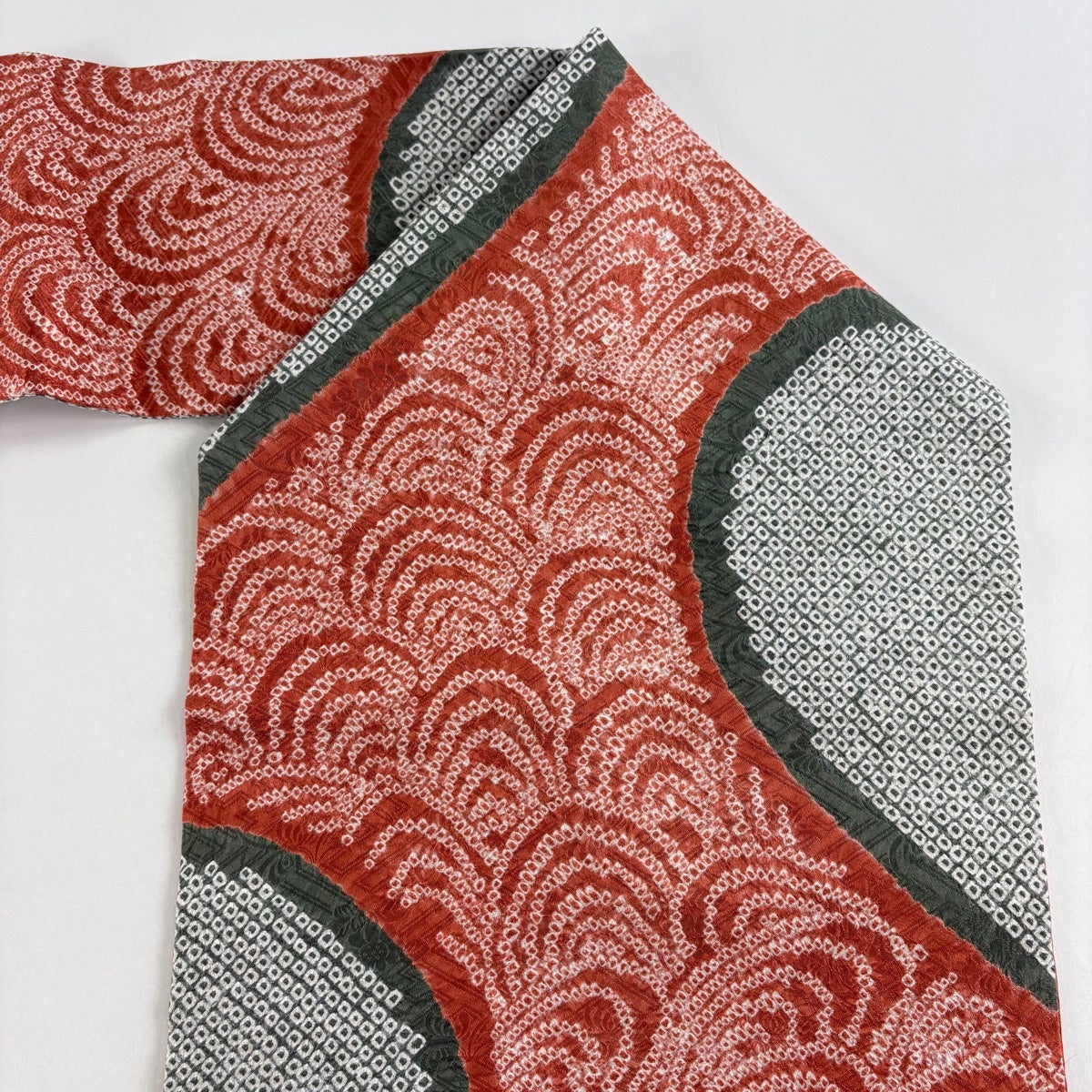 美品】 名古屋帯 秀品 幾何学模様 波 絞り 茜色 正絹｜中古・古着