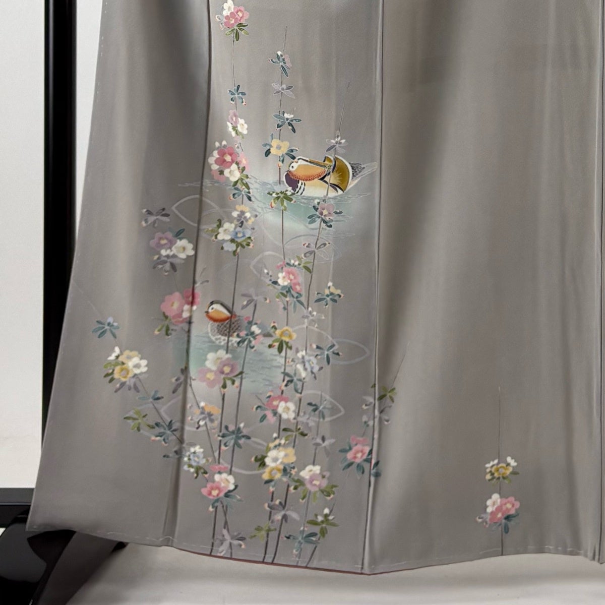 付下げ 身丈161cm 裄丈65cm M 袷 鴛鴦 椿 ぼかし 灰色 正絹 秀品｜中古
