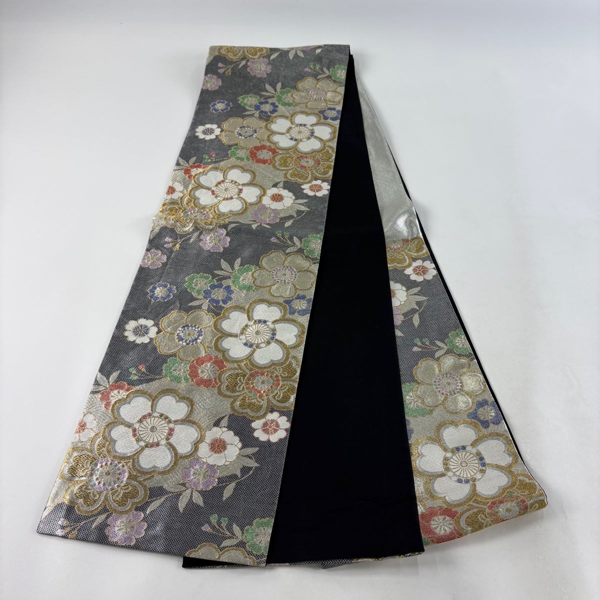袋帯 秀品 振袖向き 花吹雪 桜 波 金銀糸 箔 黒灰 六通 正絹｜中古