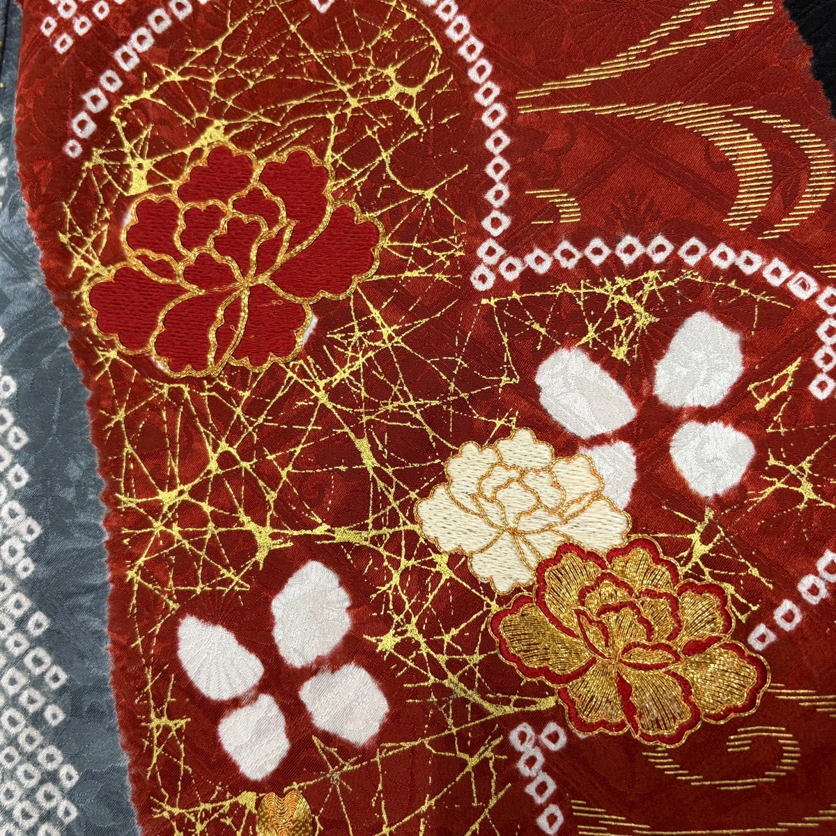 美品】 振袖 身丈166cm 裄丈67.5cm L 袷 牡丹 流水 刺繍 絞り 黒 正絹
