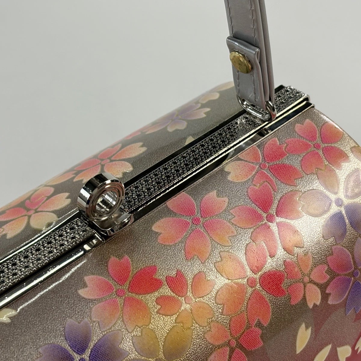 美品】和装バッグ 優品 フォーマル 桜 花びら 金銀彩 ぼかし 赤