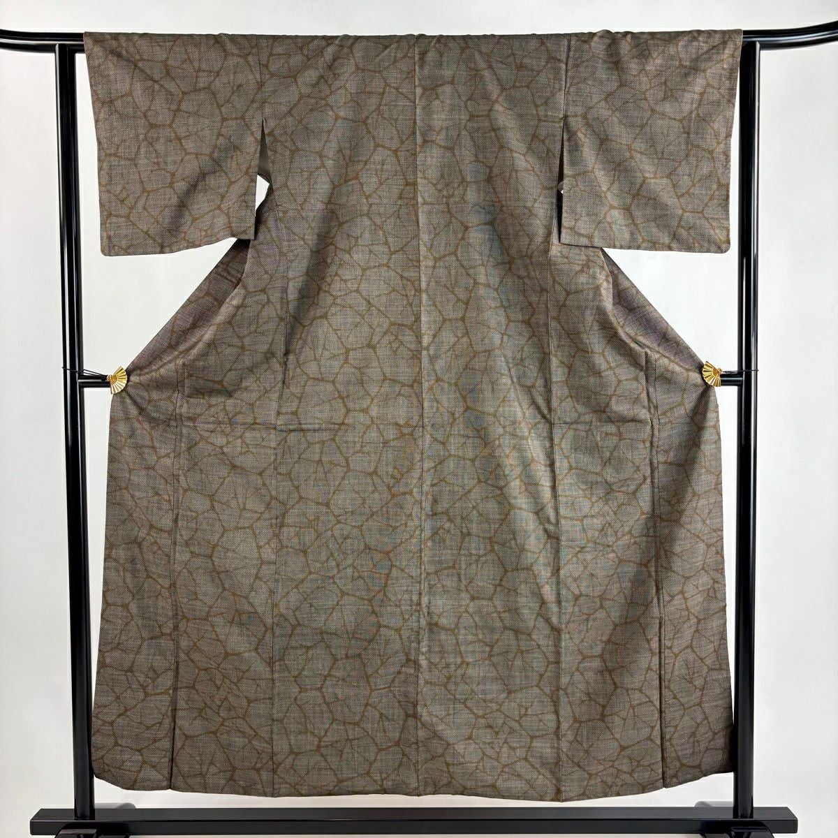 【美品】 紬 身丈164.5cm 裄丈64cm 正絹 秀品 【中古】 紬 身丈164.5cm 裄丈61.5cm S 袷 縞 焦茶色 正絹 秀品｜中古・古着