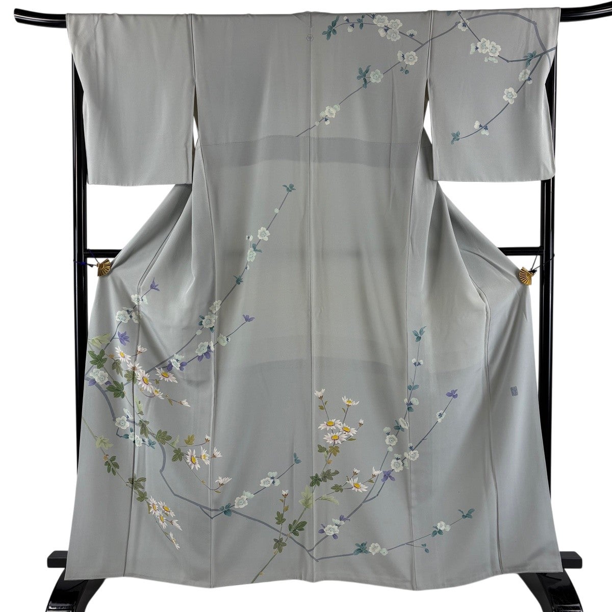 着物　袷　グレー系　草木柄　身丈164cm しつけ付き 訪問着 身丈164.5cm 裄丈69.5cm L 袷 落款あり 菊 霞 絞り 灰色 正絹