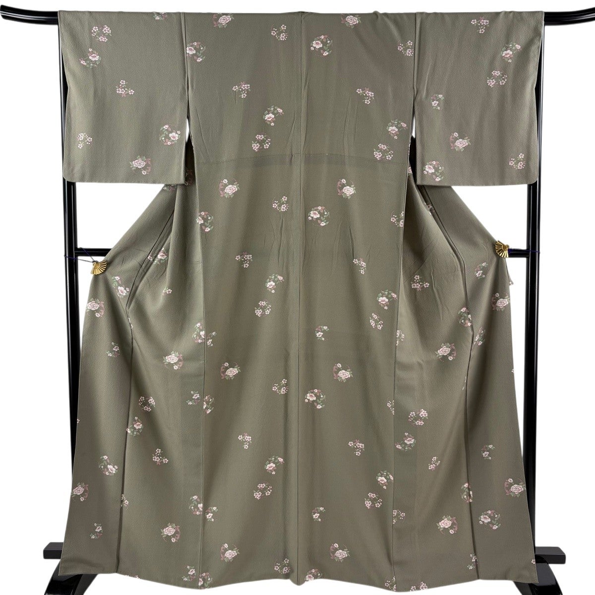 小紋 身丈158cm 裄丈66cm 正絹 逸品 【中古】 小紋 身丈158cm 裄丈66cm M 単衣 山口秀藤 落款あり 人物 桜 灰白 正絹