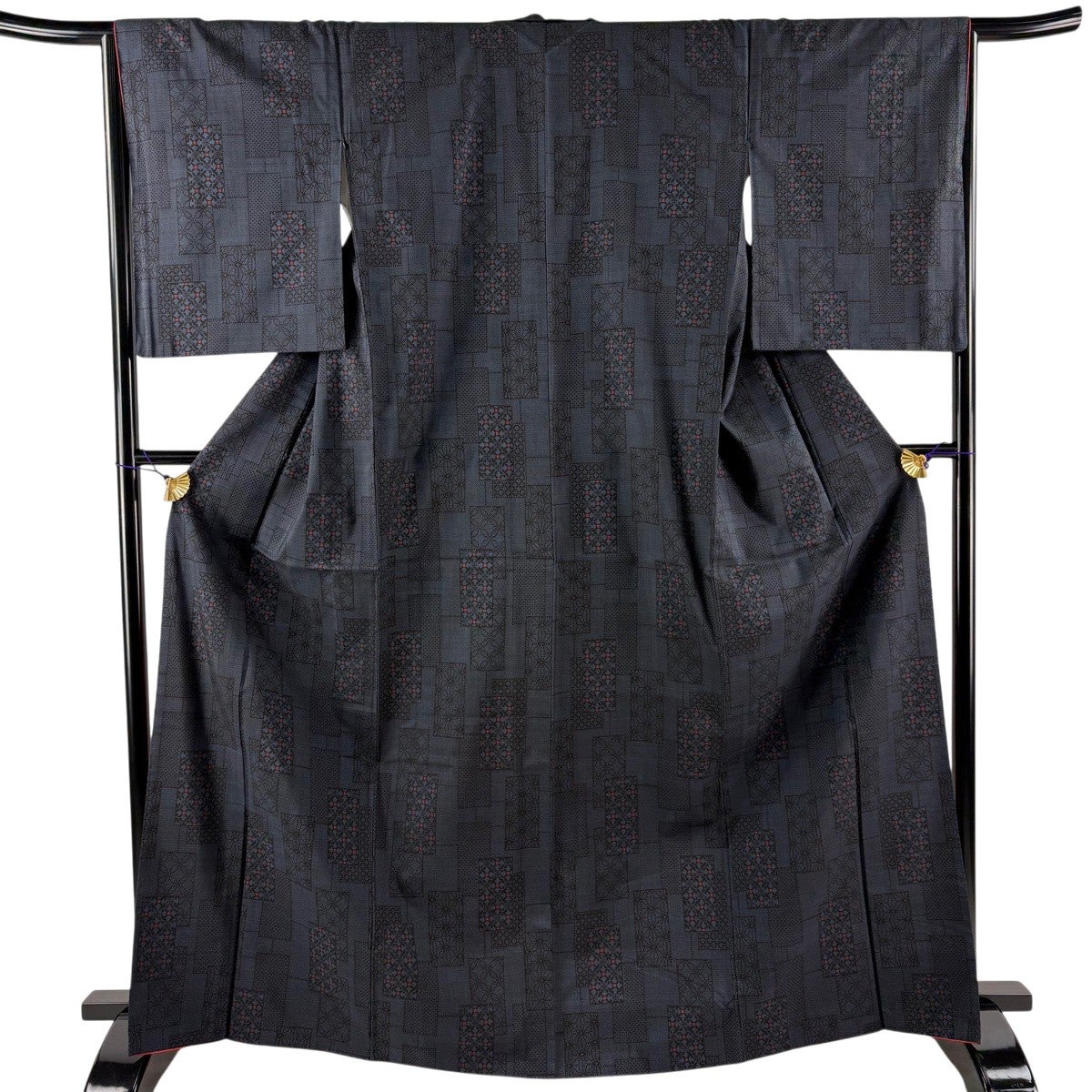 しつけ付き 黒に唐草と麻の葉 大島紬 美品】 大島紬 身丈154cm 裄丈65cm M 袷 純泥染 証紙あり 麻の葉 焦