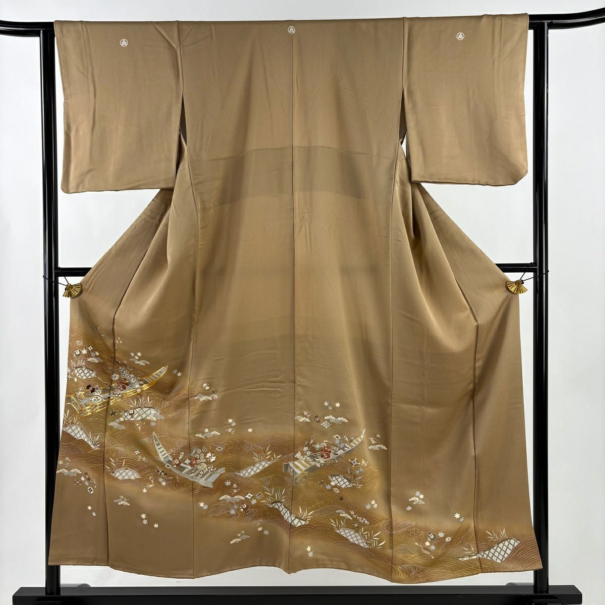 色留袖 名品 身丈157cm 裄丈64.5cm 正絹 【中古】 色留袖 身丈157.5cm 裄丈64cm M 袷 落款あり 牡丹 鳥 金彩 ぼかし 薄紫