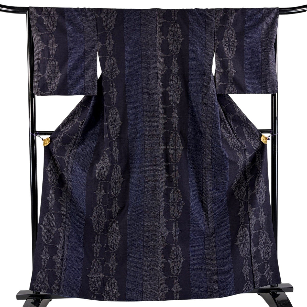 紬 身丈161.5cm 裄丈67cm M 袷 蝶 亀甲絣 紺色 正絹 秀品｜中古・古着