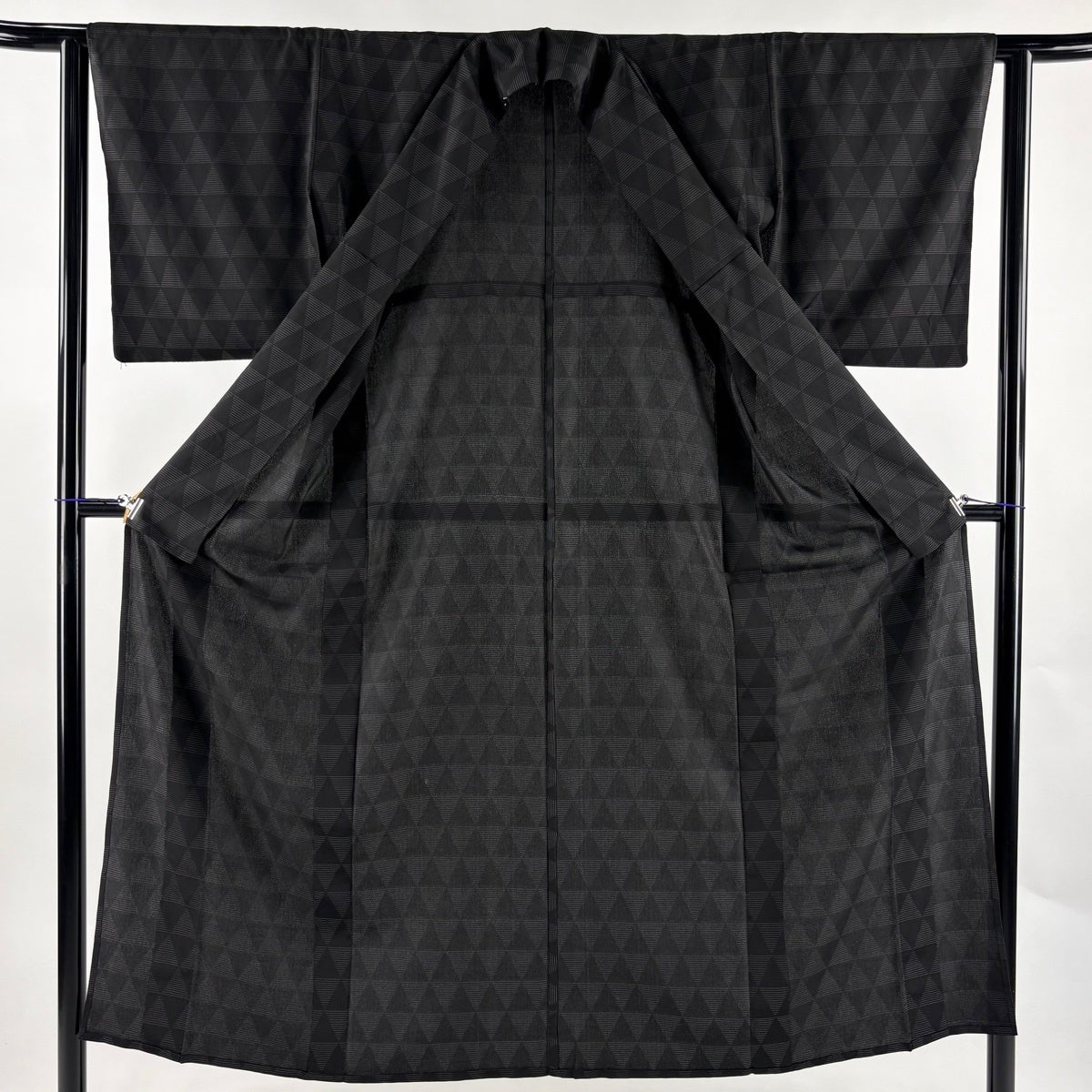 美品】 紬 身丈150cm 裄丈63cm S 単衣 鱗 黒 正絹 秀品｜中古・古着