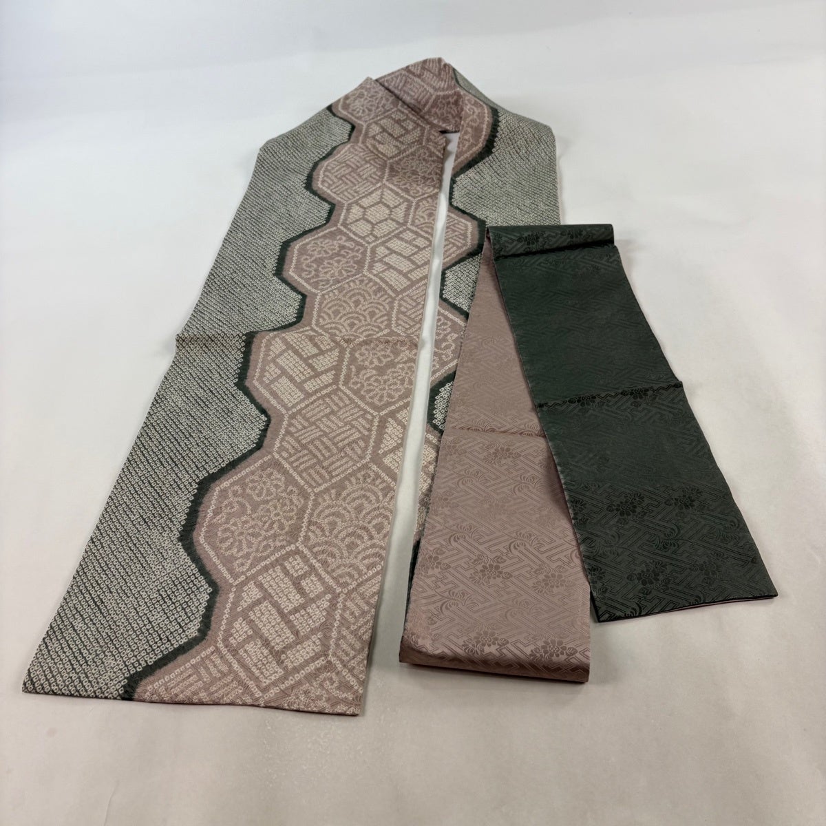 美品】 名古屋帯 秀品 亀甲 花唐草 絞り 薄紫 正絹｜中古・古着