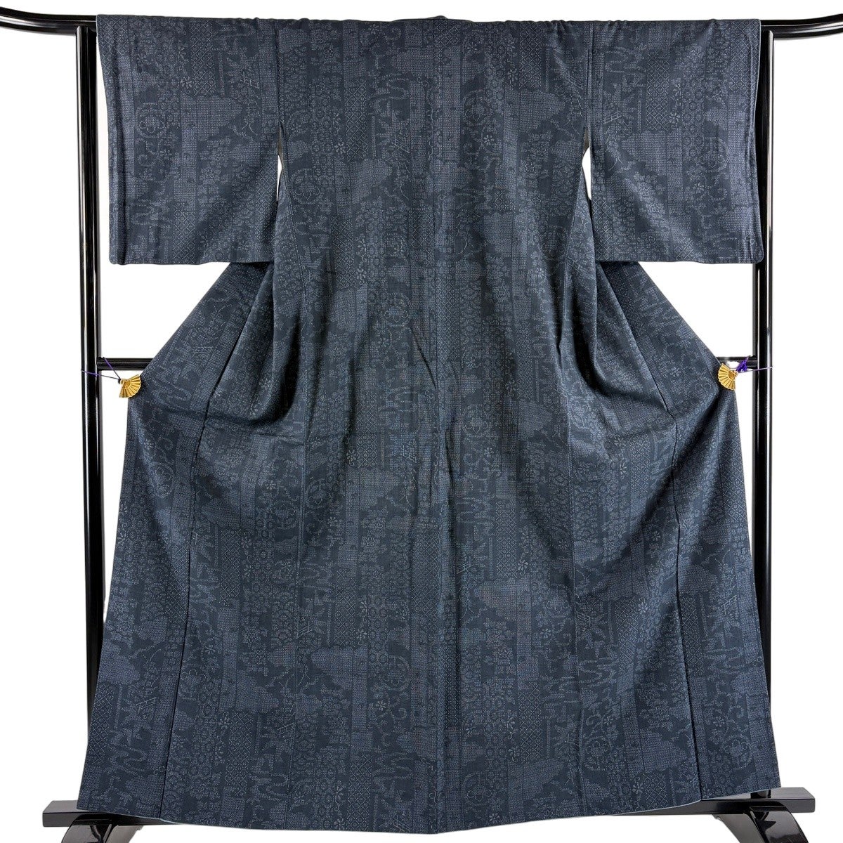 紬 身丈161cm 裄丈64cm M 袷 草花 亀甲絣 黒灰 正絹 秀品｜中古・古着
