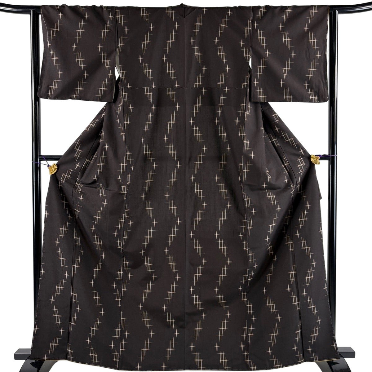 美品】 紬 身丈165cm 裄丈63cm S 袷 菱 絣柄 焦茶色 正絹 名品｜中古