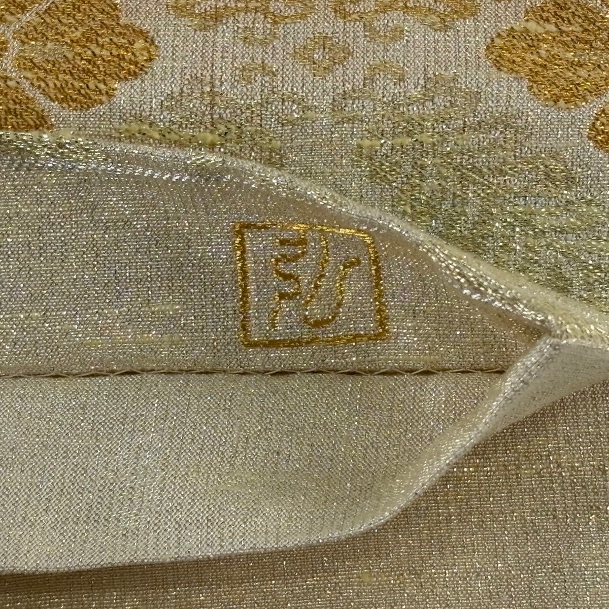 美品】 袋帯 逸品 桝屋高尾 落款あり ねん金綴錦 藤七宝花菱 金糸 箔