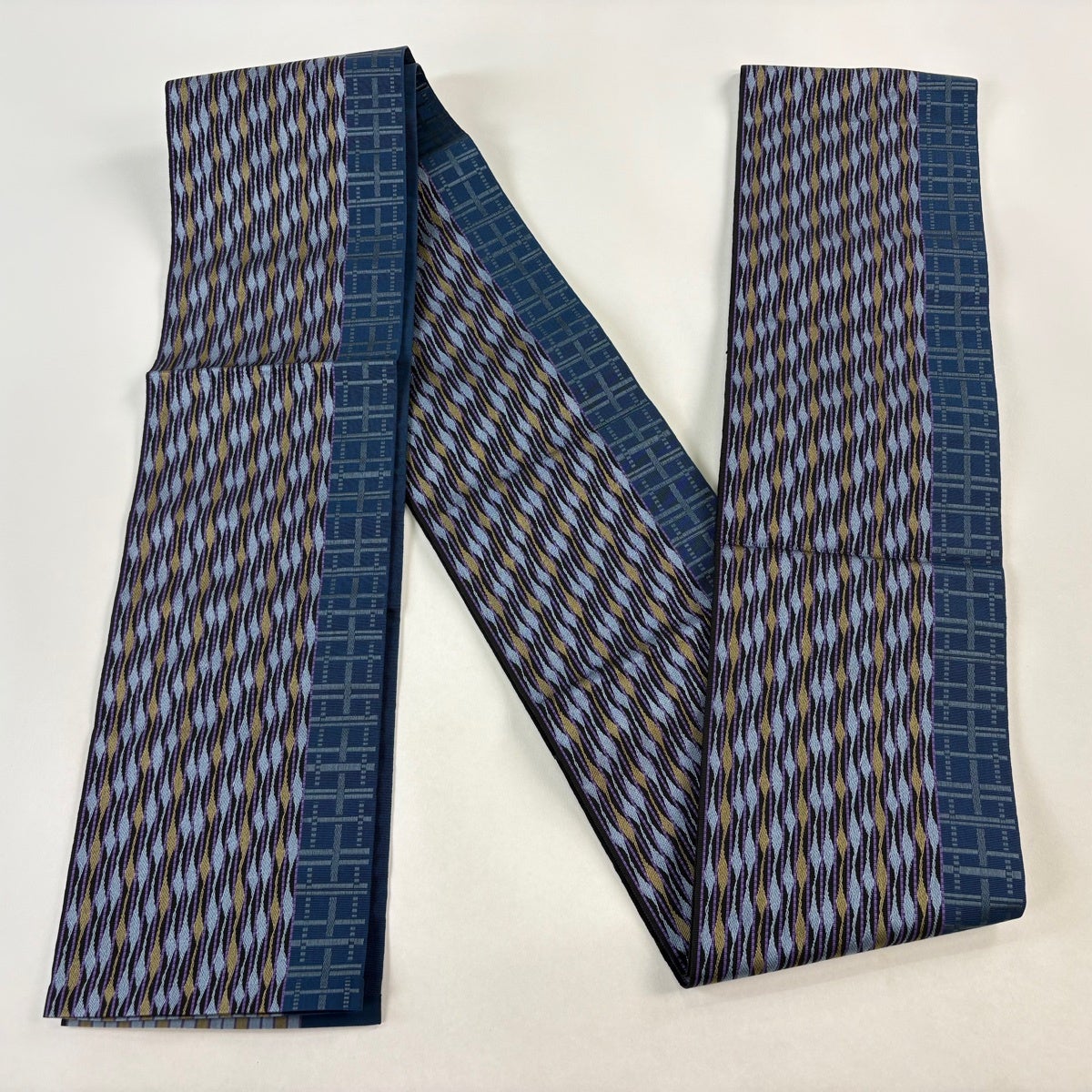 美品】半幅帯 名品 証紙あり 博多織 よろけ縞 縞 青灰色 正絹｜中古