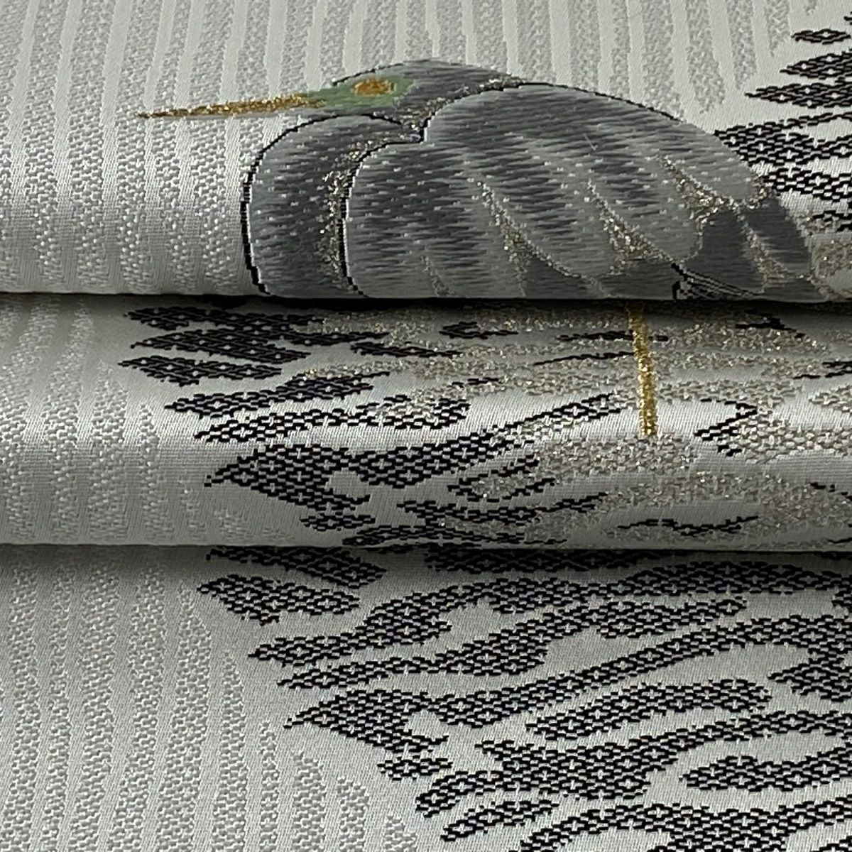 袋帯 逸品 菅有鬼一 落款あり やまと 鷺 霞 刺繍 金銀糸 灰白 お太鼓柄