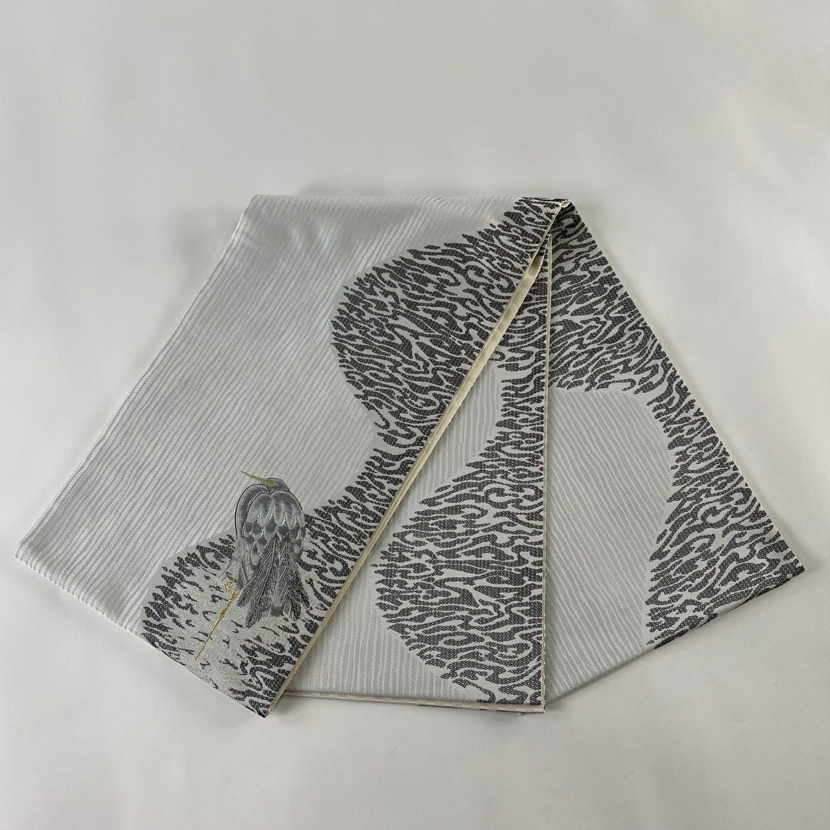 袋帯 逸品 菅有鬼一 落款あり やまと 鷺 霞 刺繍 金銀糸 灰白 お太鼓柄