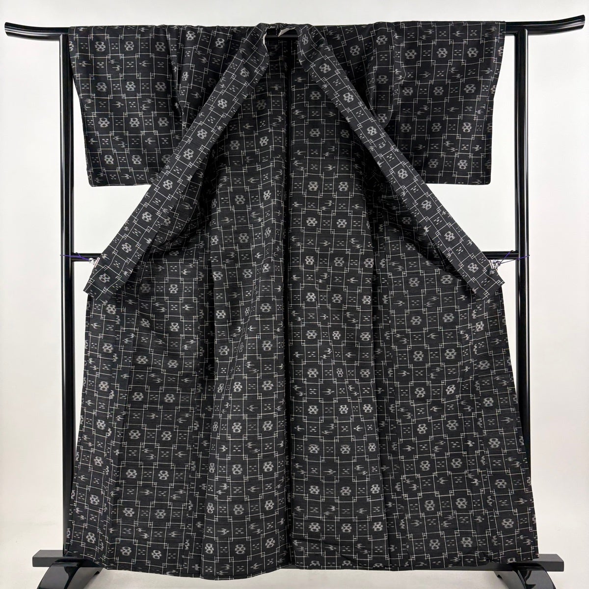 美品】 紬 身丈160cm 裄丈62cm S 単衣 燕 幾何学模様 黒 正絹 秀品