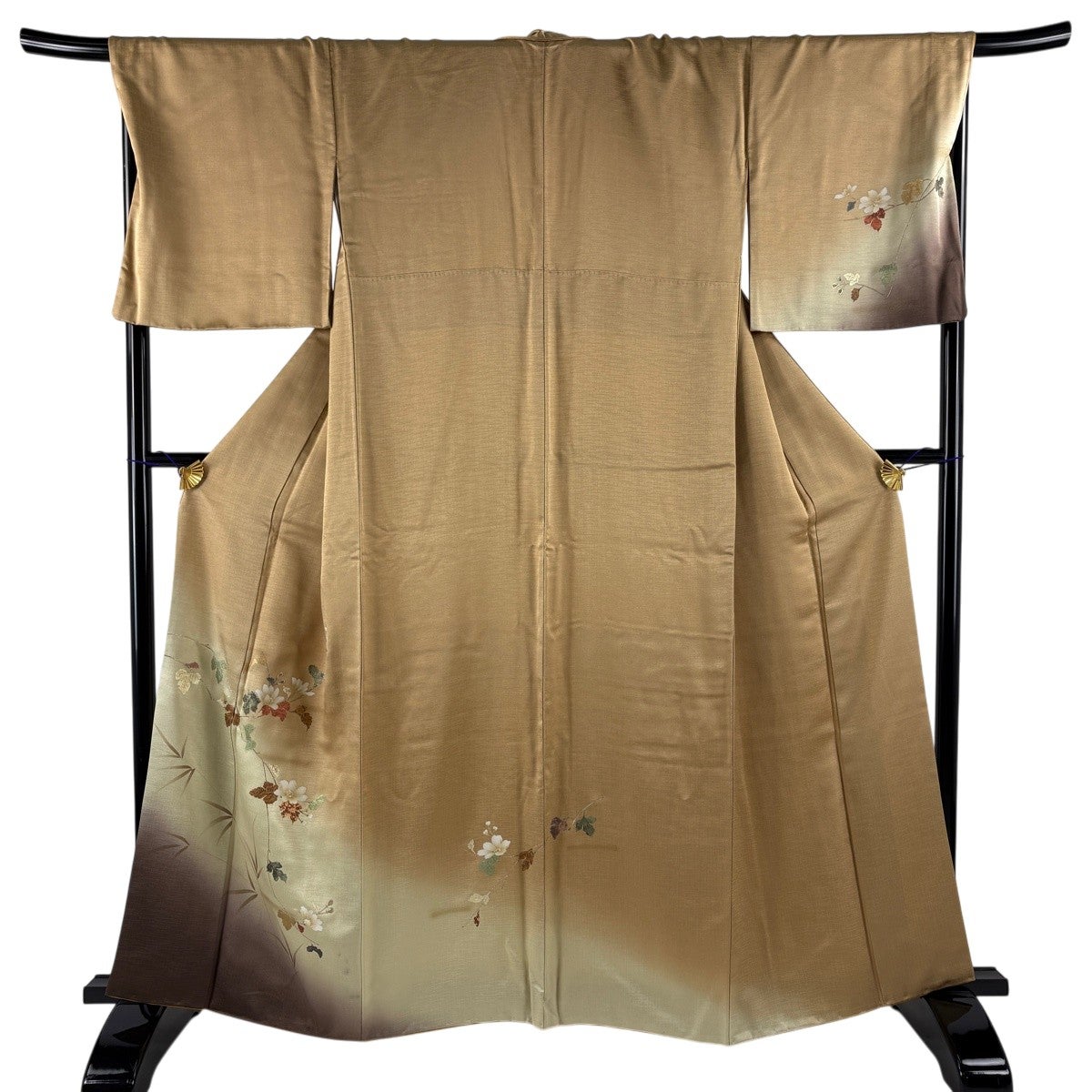 付下げ 身丈162cm 裄丈69.5cm L 袷 菊 葉柄 金彩 螺鈿 薄茶色 正絹 秀