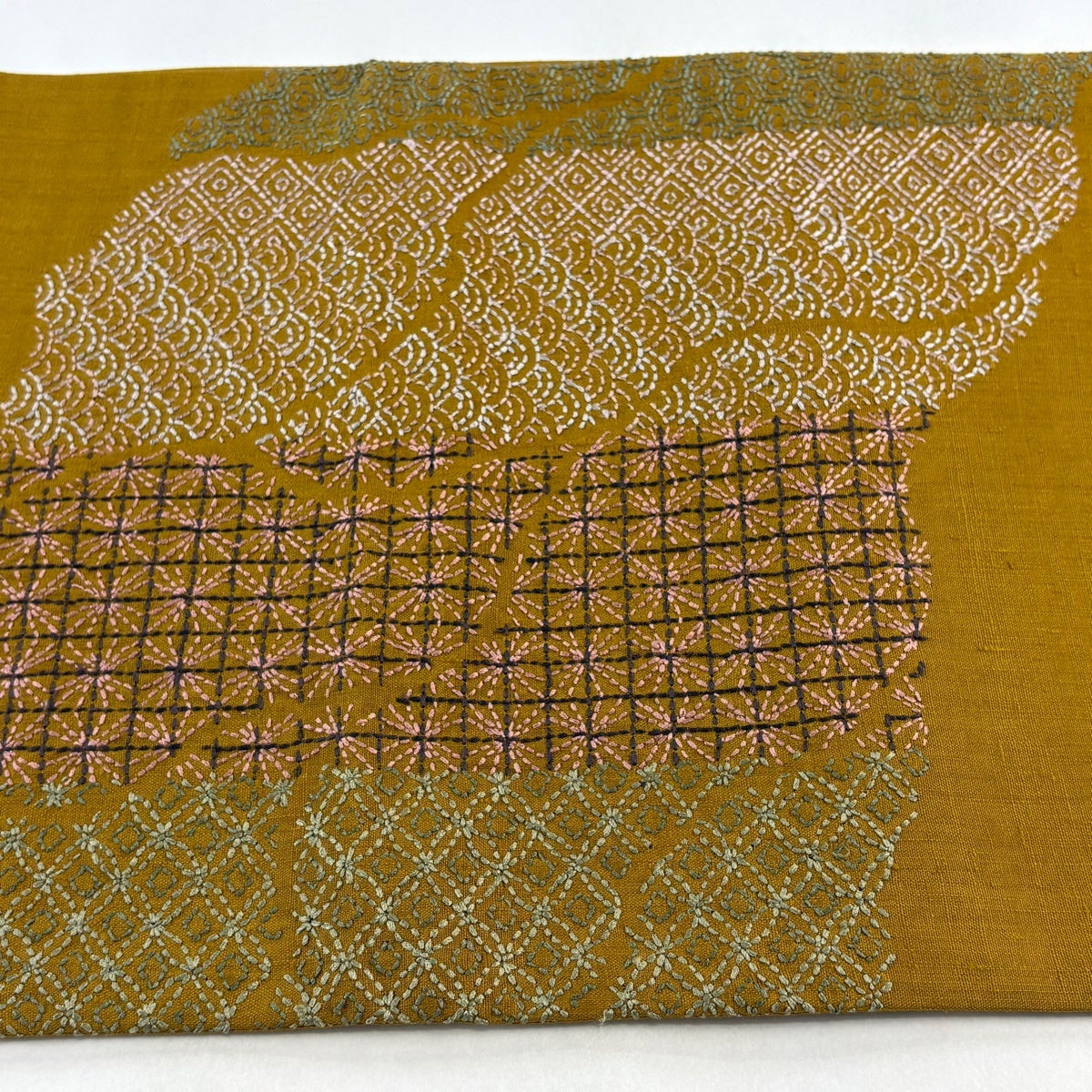 美品】 袋帯 名品 紬地 道長取り 有職文様 刺し子刺繍 山吹茶色 お太鼓