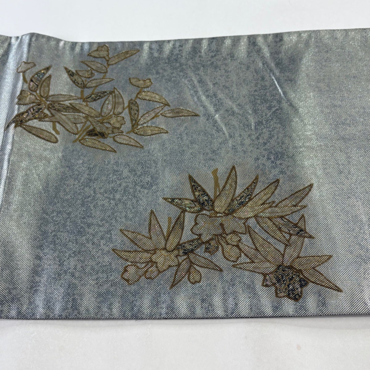 美品】 袋帯 逸品 綴螺鈿織 保証書付 草花 箔 銀色 お太鼓柄 正絹