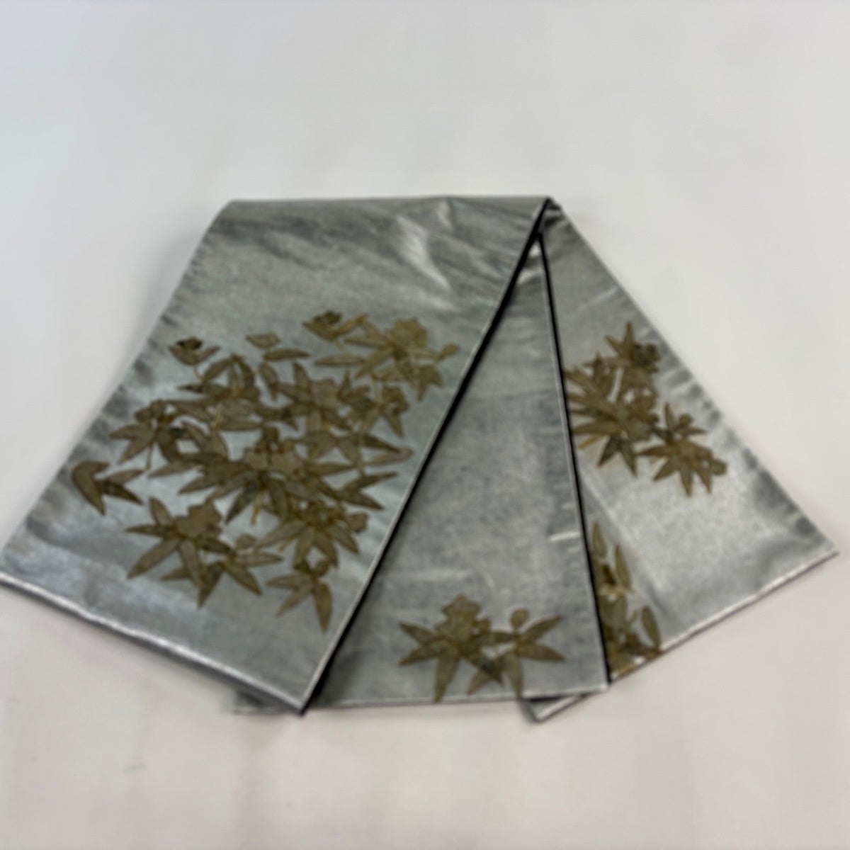 【美品】袋帯　螺鈿箔　風景　銀糸金糸　お太鼓柄 美品】 袋帯 逸品 綴螺鈿織 保証書付 草花 箔 銀色 お太鼓柄 正絹