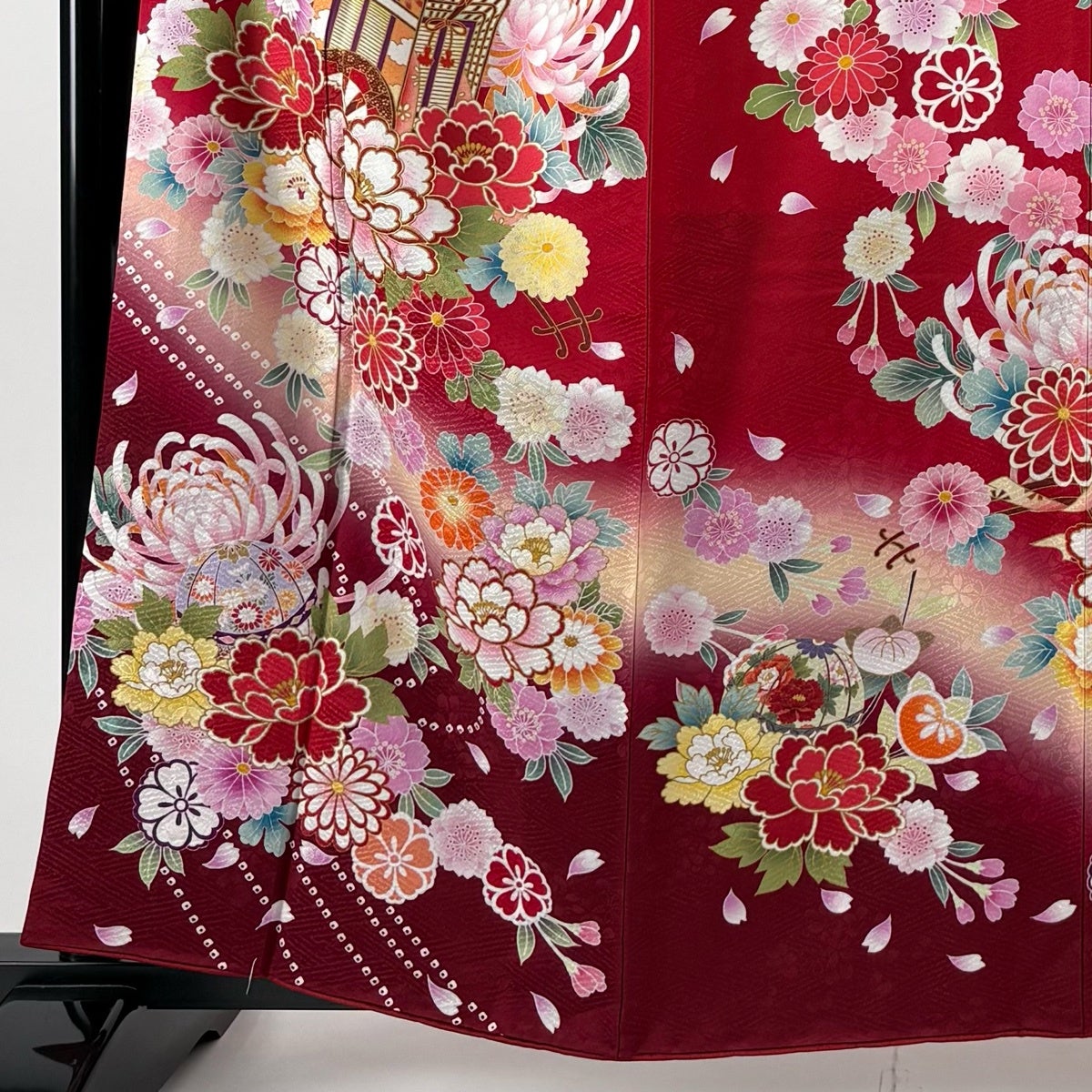 美品】 振袖 身丈159cm 裄丈67cm M 袷 御所車 草花 金彩 ぼかし 赤
