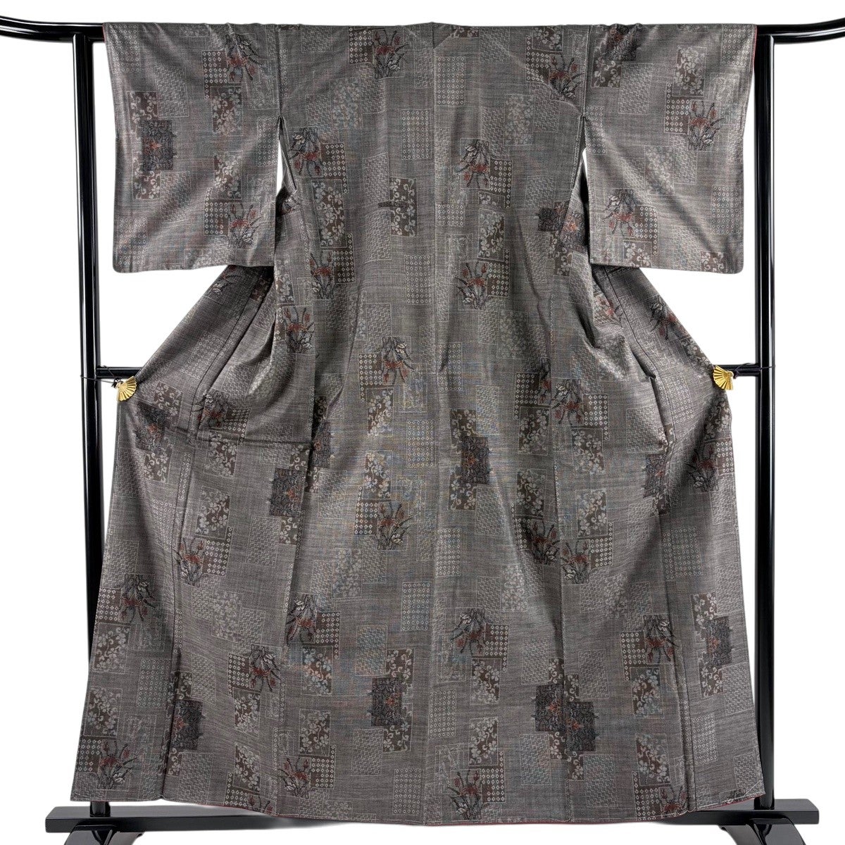 美品】 紬 身丈163.5cm 裄丈66.5cm M 袷 草花 ヱ霞 焦茶色 正絹 秀品