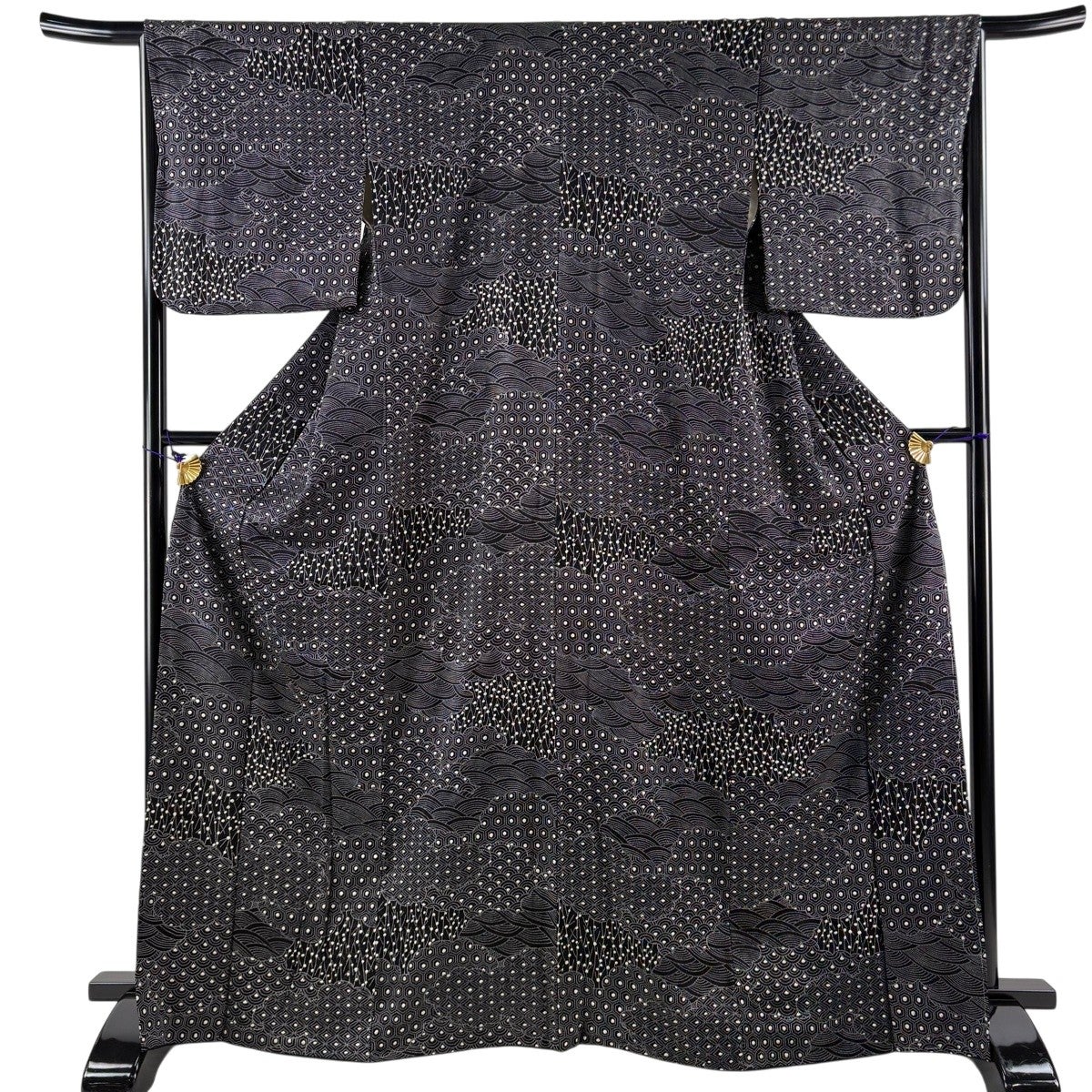 【美品】 江戸小紋 身丈165cm 裄丈67cm 正絹 名品 【中古】 江戸小紋 身丈165cm 裄丈67cm M 袷 花柄 七宝 青黒 正絹 秀品｜中古