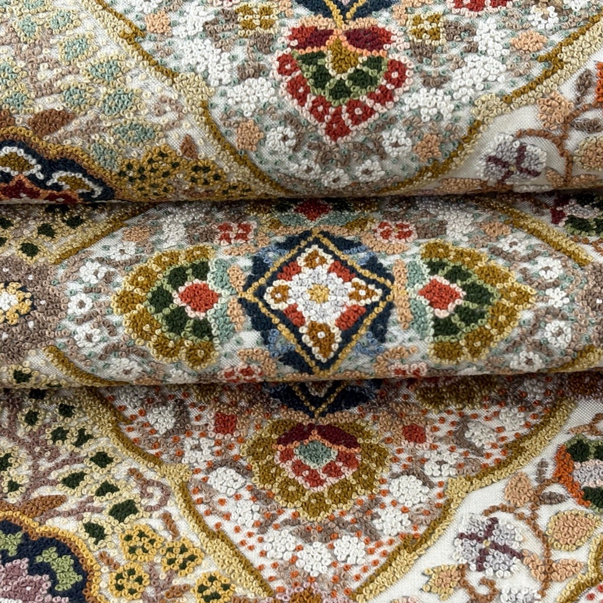 美品】 袋帯 逸品 華文 花唐草 相良刺繍 ベージュ お太鼓柄 正絹｜中古