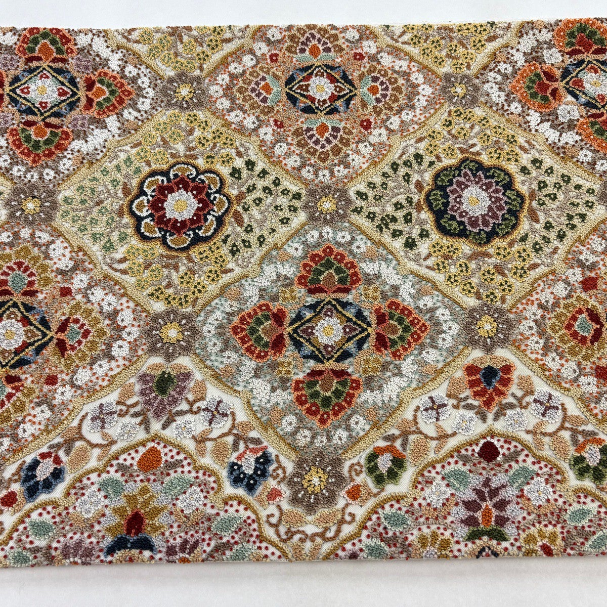 AA89袋帯 大太鼓 相良綉 シワトウ　幾何学 花柄 ベージュ　正絹 美品】 袋帯 逸品 華文 花唐草 相良刺繍 ベージュ お太鼓柄 正絹｜中古