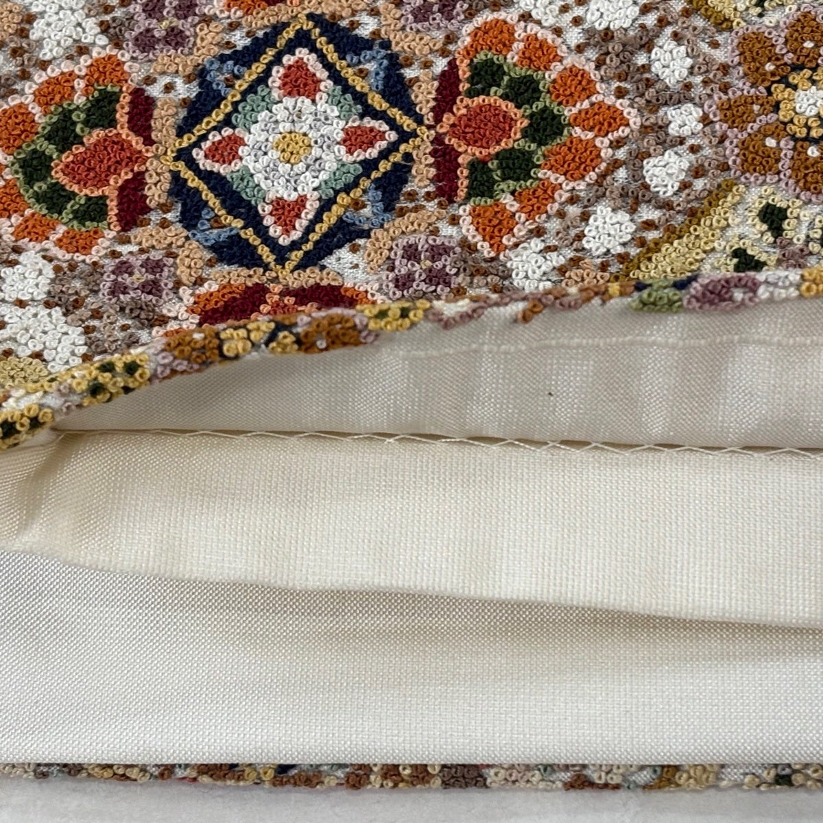 美品】 袋帯 逸品 華文 花唐草 相良刺繍 ベージュ お太鼓柄 正絹｜中古