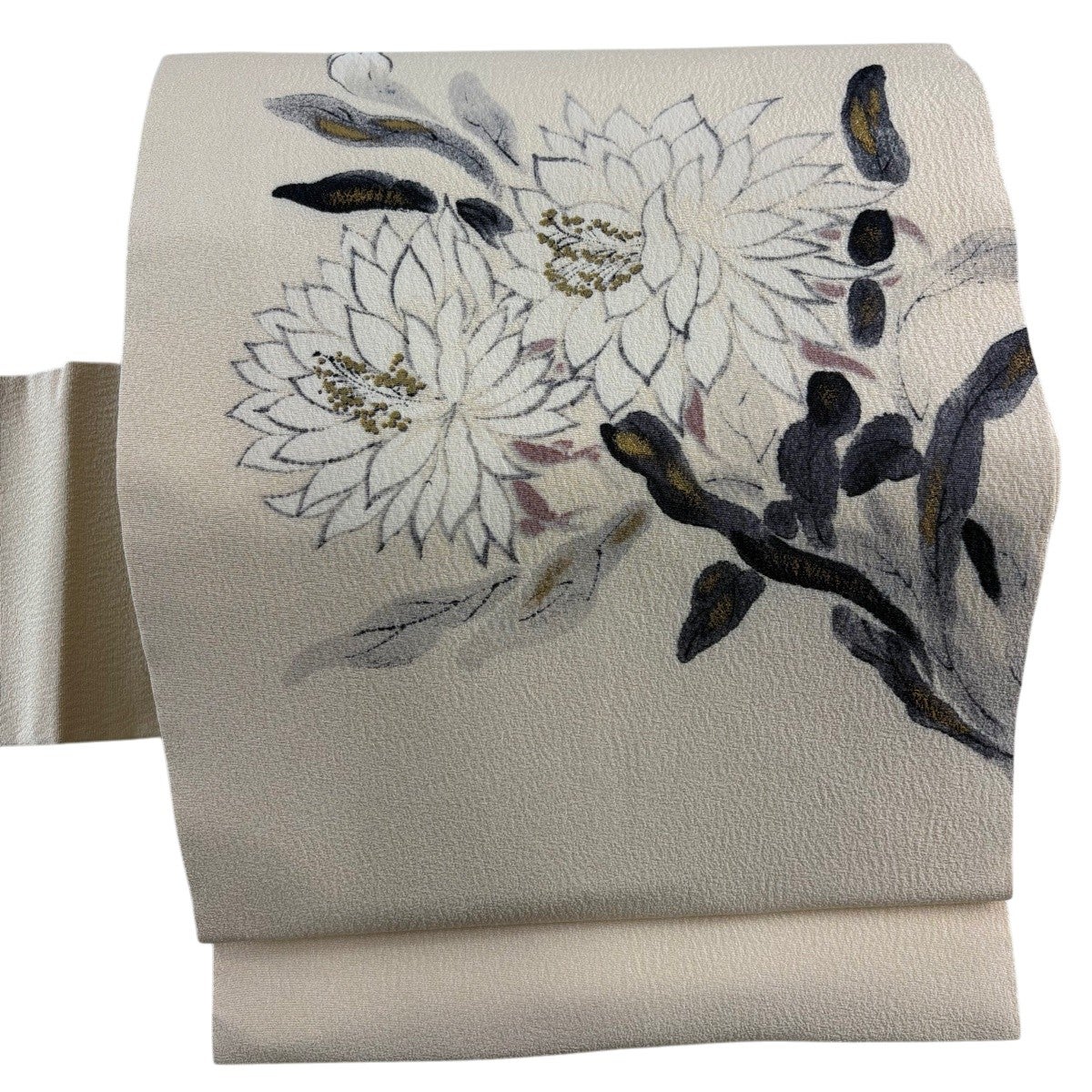 名古屋帯 作家物 ベージュ 花文様 正絹　流麗な草花意匠 名古屋帯 名品 落款あり 山科春宣 草花 金彩 ベージュ 正絹｜中古