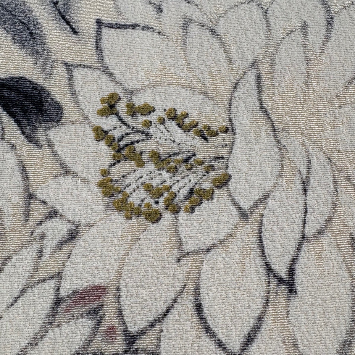 名古屋帯 名品 落款あり 山科春宣 草花 金彩 ベージュ 正絹|中古 名古屋帯 名品 落款あり 山科春宣 草花 金彩 ベージュ 正絹|中古