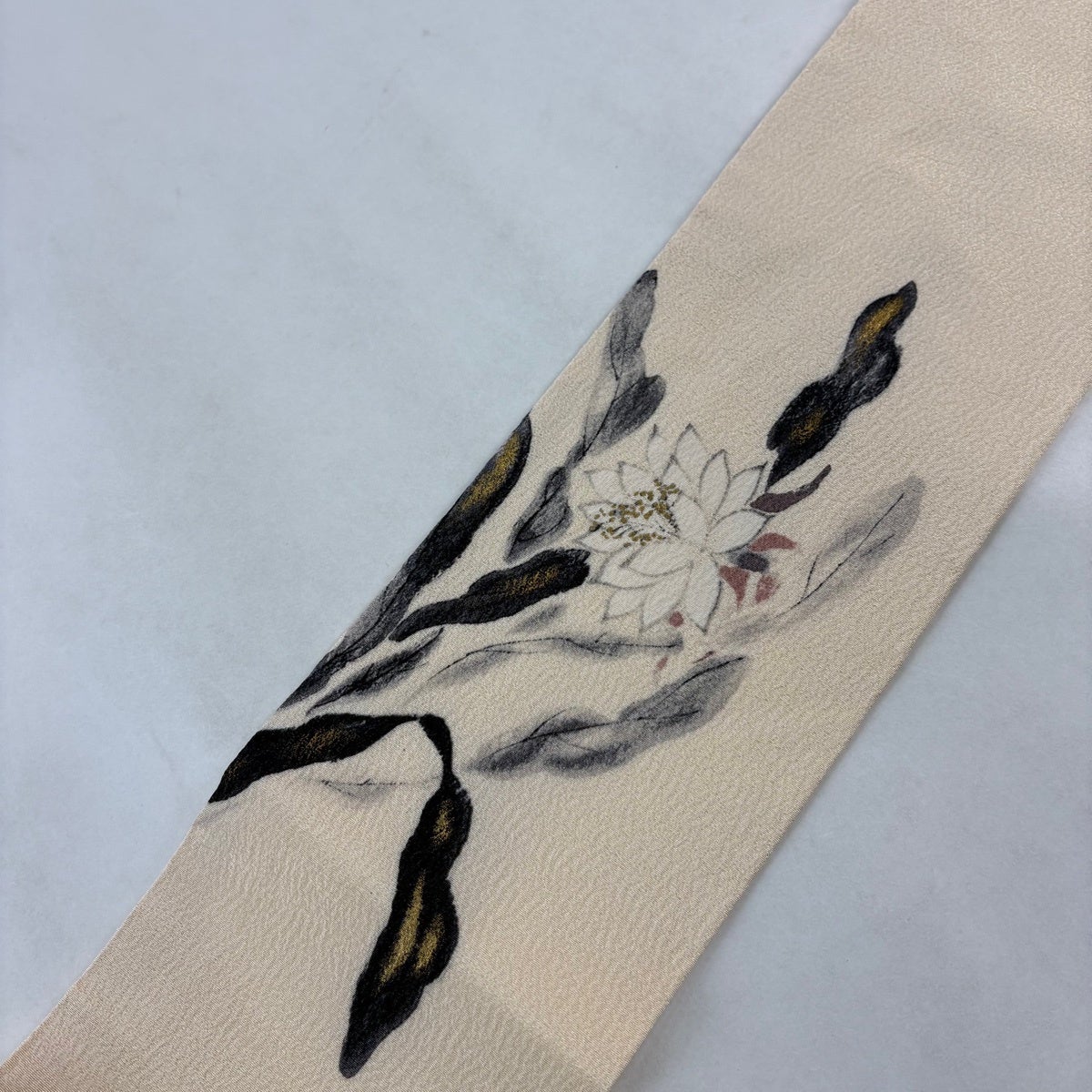 名古屋帯 名品 落款あり 山科春宣 草花 金彩 ベージュ 正絹|中古 名古屋帯 名品 落款あり 山科春宣 草花 金彩 ベージュ 正絹|中古