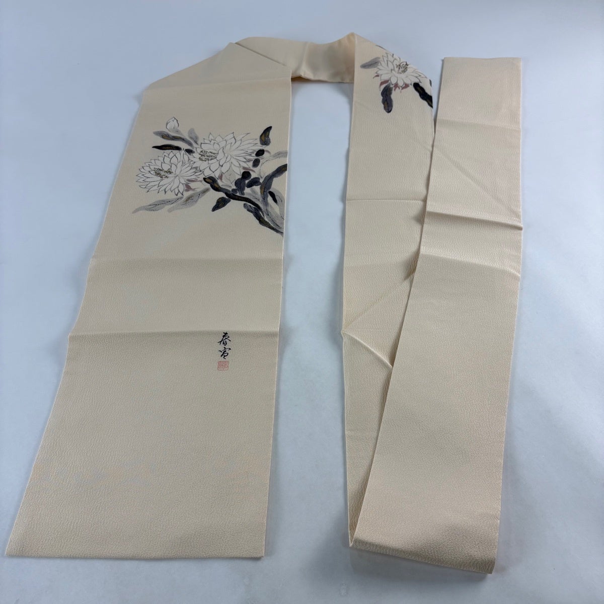 名古屋帯 名品 落款あり 山科春宣 草花 金彩 ベージュ 正絹｜中古