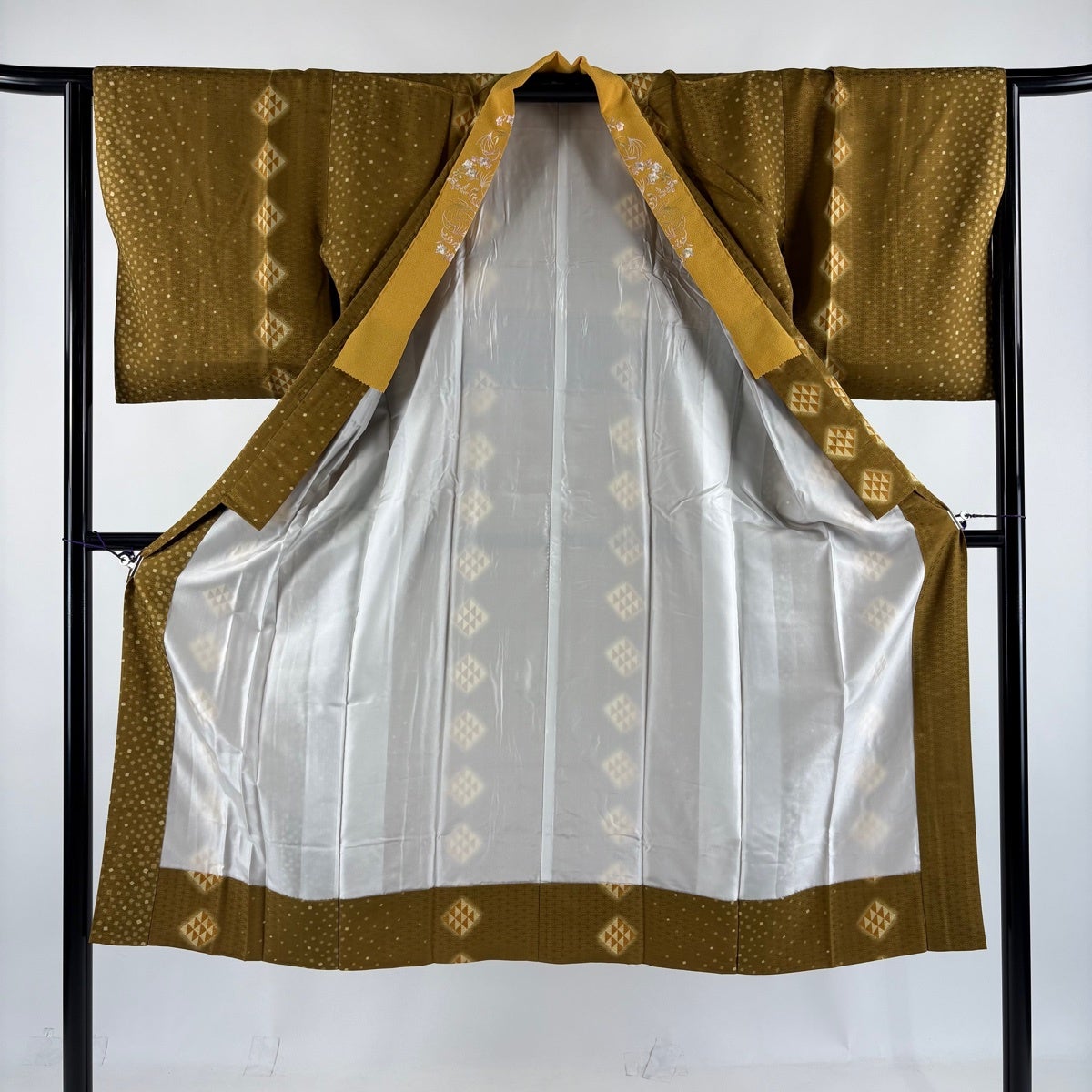 美品】 長襦袢 身丈129cm 裄丈64cm M 幾何学模様 地紋 黄土色 正絹 秀
