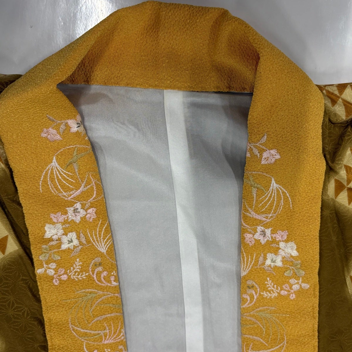美品】 長襦袢 身丈129cm 裄丈64cm M 幾何学模様 地紋 黄土色 正絹 秀