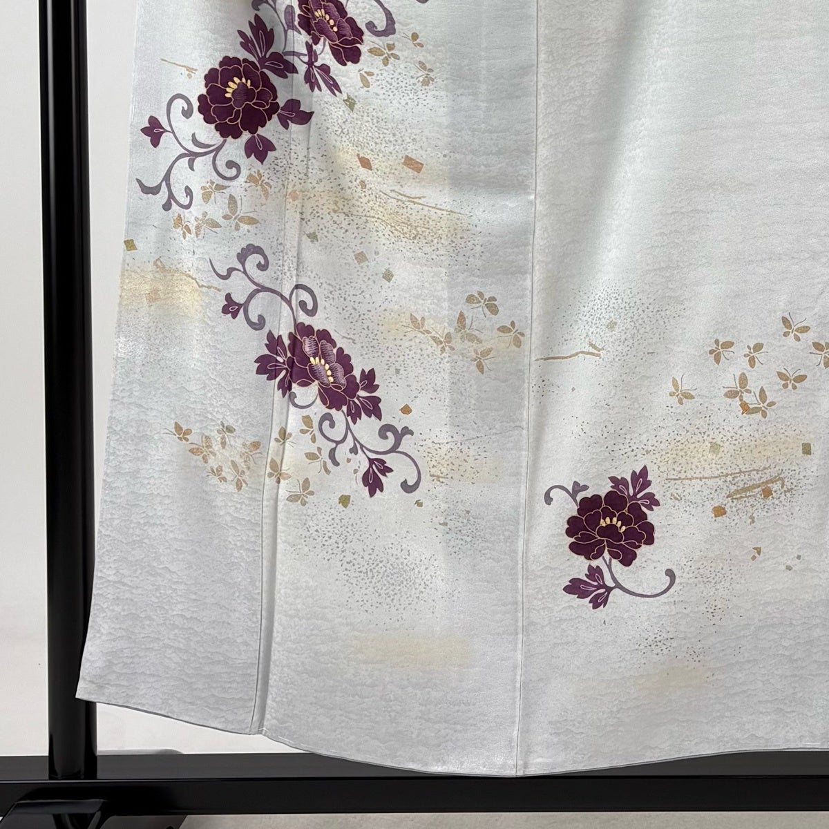 白無垢 蝶と花の刺繍入り　かけ下付 付下げ 身丈155cm 裄丈63.5cm S 袷 貝紫 落款あり 花唐草 蝶 金銀彩