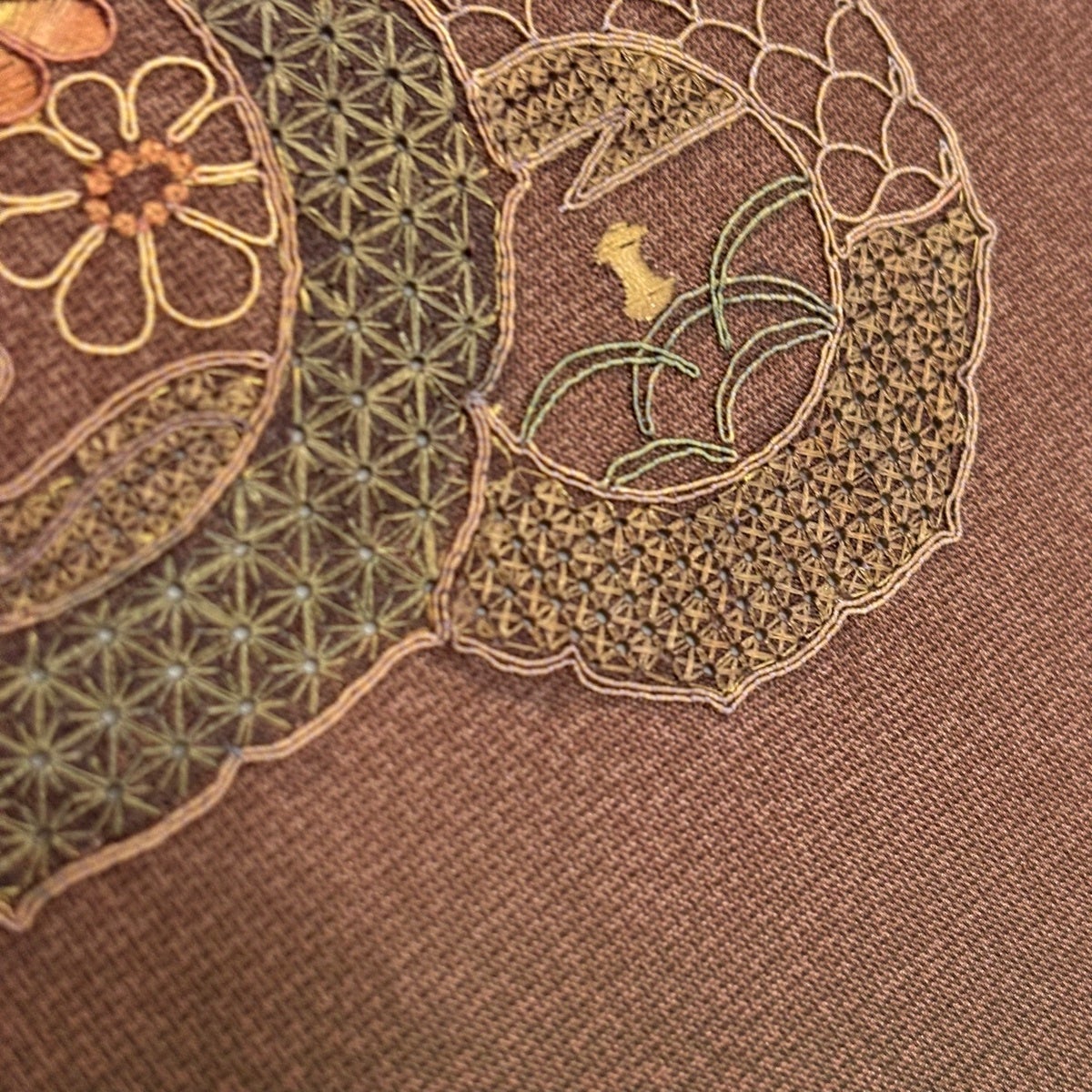 美品】 付下げ 身丈156cm 裄丈62.5cm S 単衣 紬地 器物 花唐草 刺繍